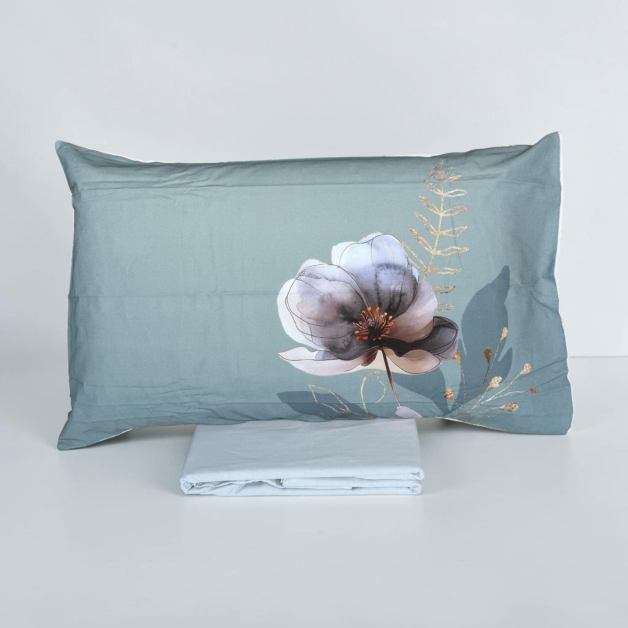 Federa Cogal 2673 Verde con grande fiore sfumato lilla, foglie e rametti decorativi, sopra il coordinato ripiegato.