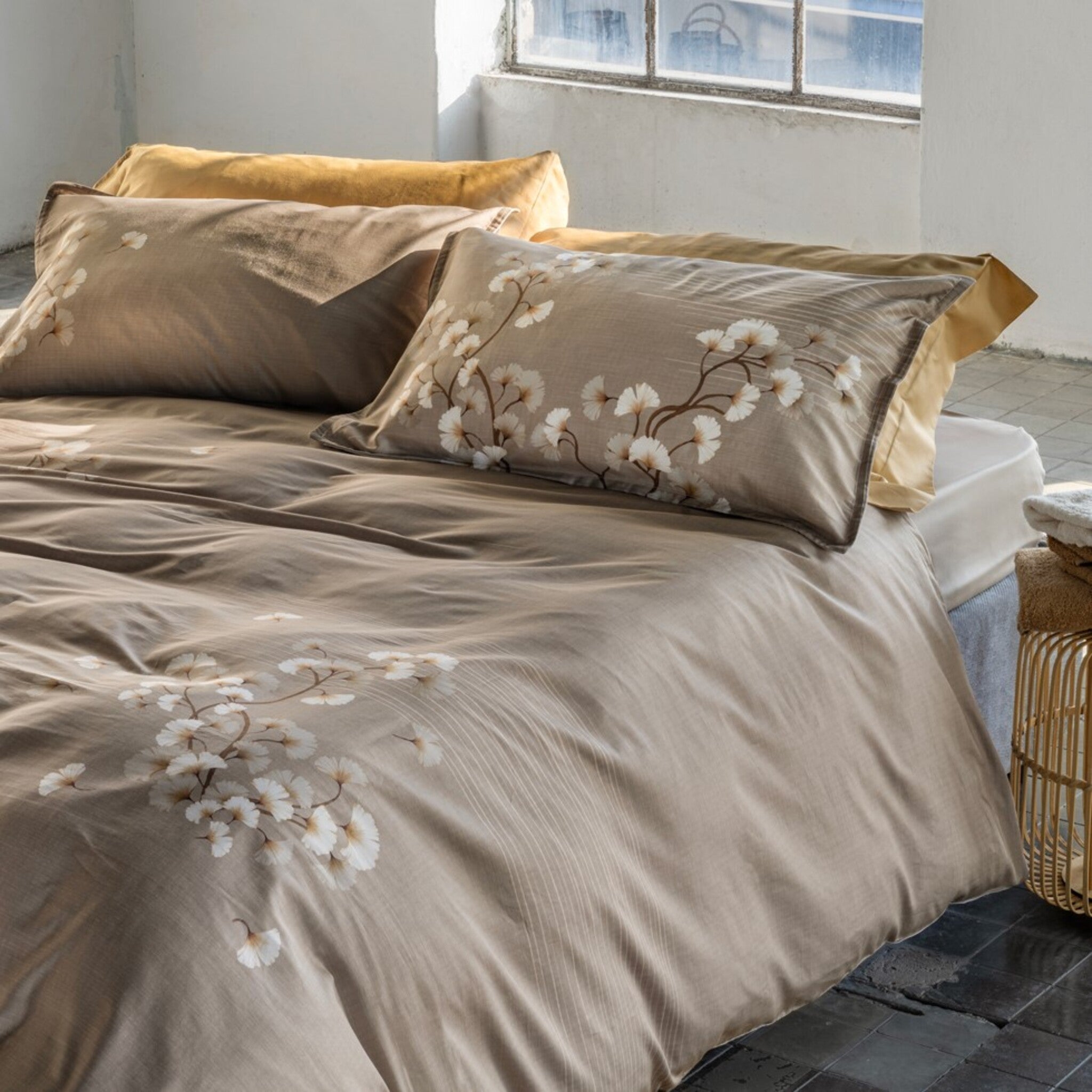 Letto con parure Galizzi Andy 2690 Lino Tortora in raso di cotone, decorata con rametti e foglie chiare a ventaglio.