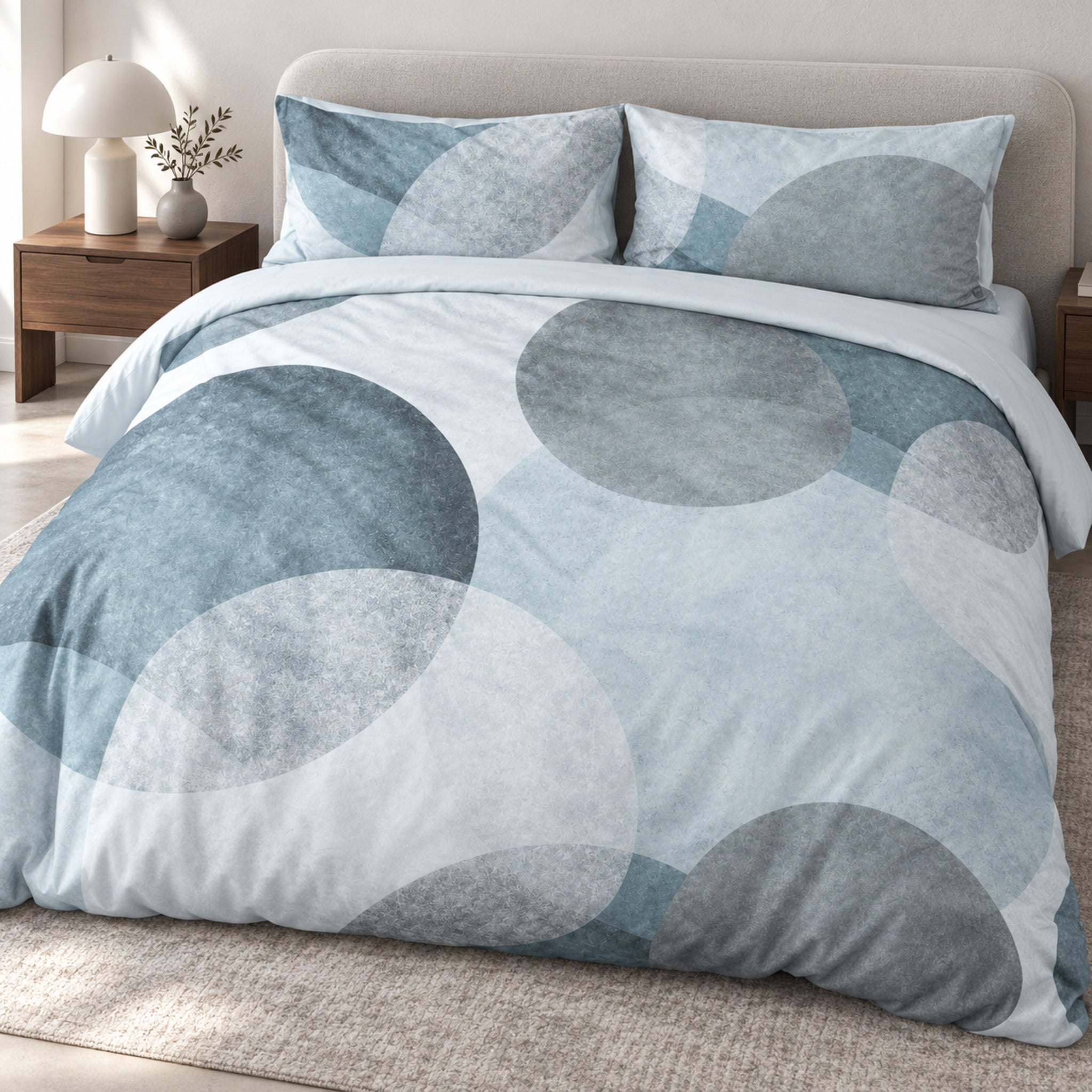 Letto con parure Cogal 2669 Metal Blue, grandi cerchi sovrapposti blu e grigi e risvolto in tinta unita chiara.