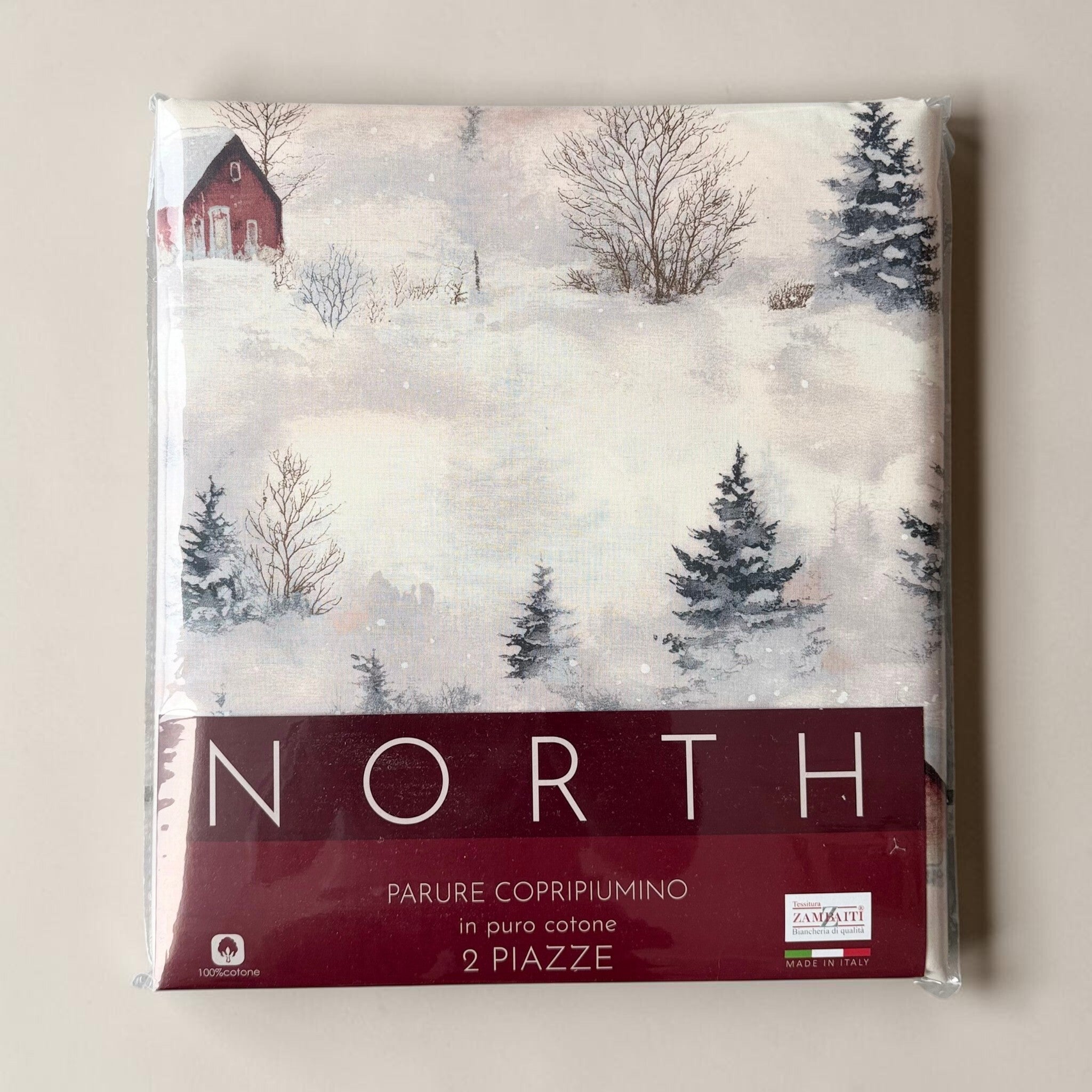 Confezione della parure copripiumino Zambaiti North in puro cotone, con paesaggio innevato ed etichetta Made in Italy