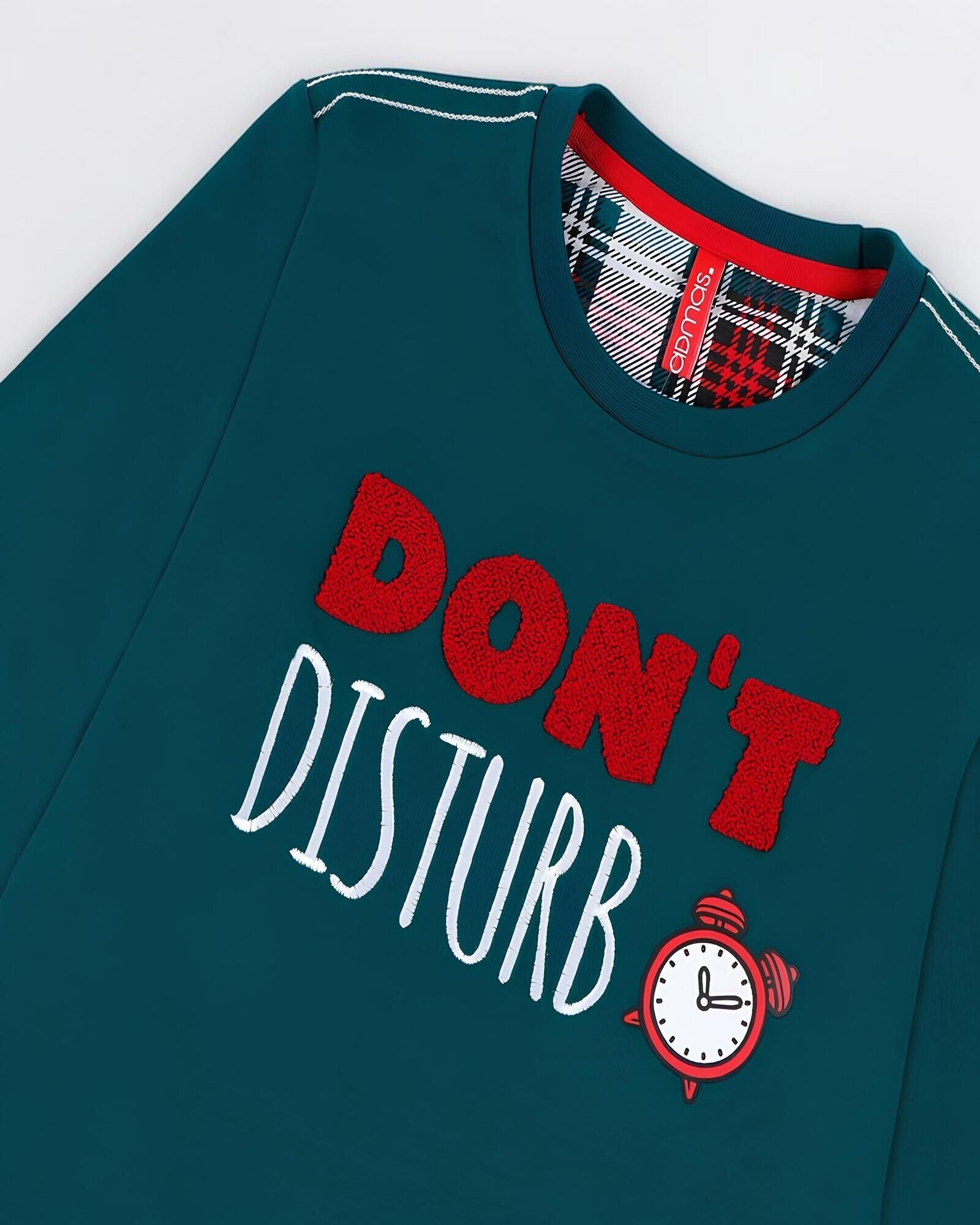 Dettaglio maglia verde Pigiama Bambina Admas 55215 con scritta Don't Disturb in rilievo