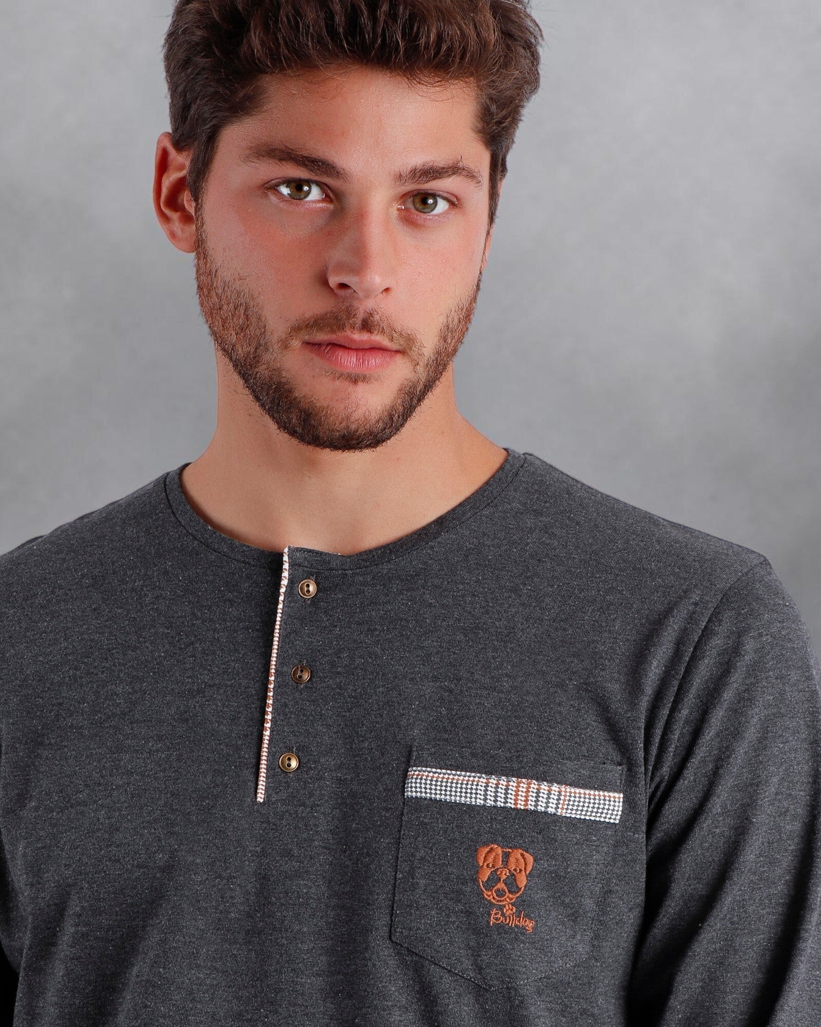 Maglia serafino grigio scuro Admas 60312 con bottoni e taschino bulldog ricamato