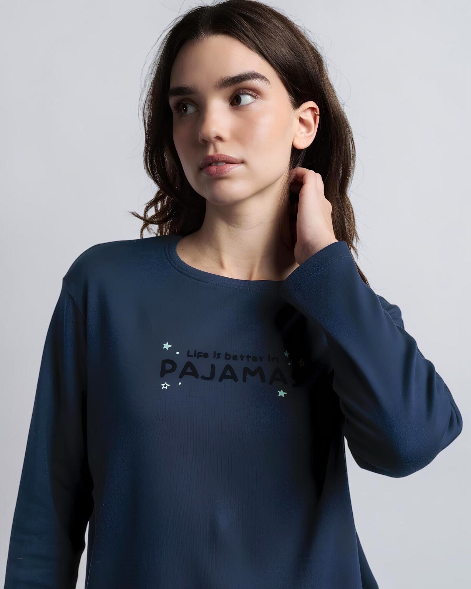 Dettaglio maglia blu navy pigiama Admas 63593 con scritta Life is better in pajamas