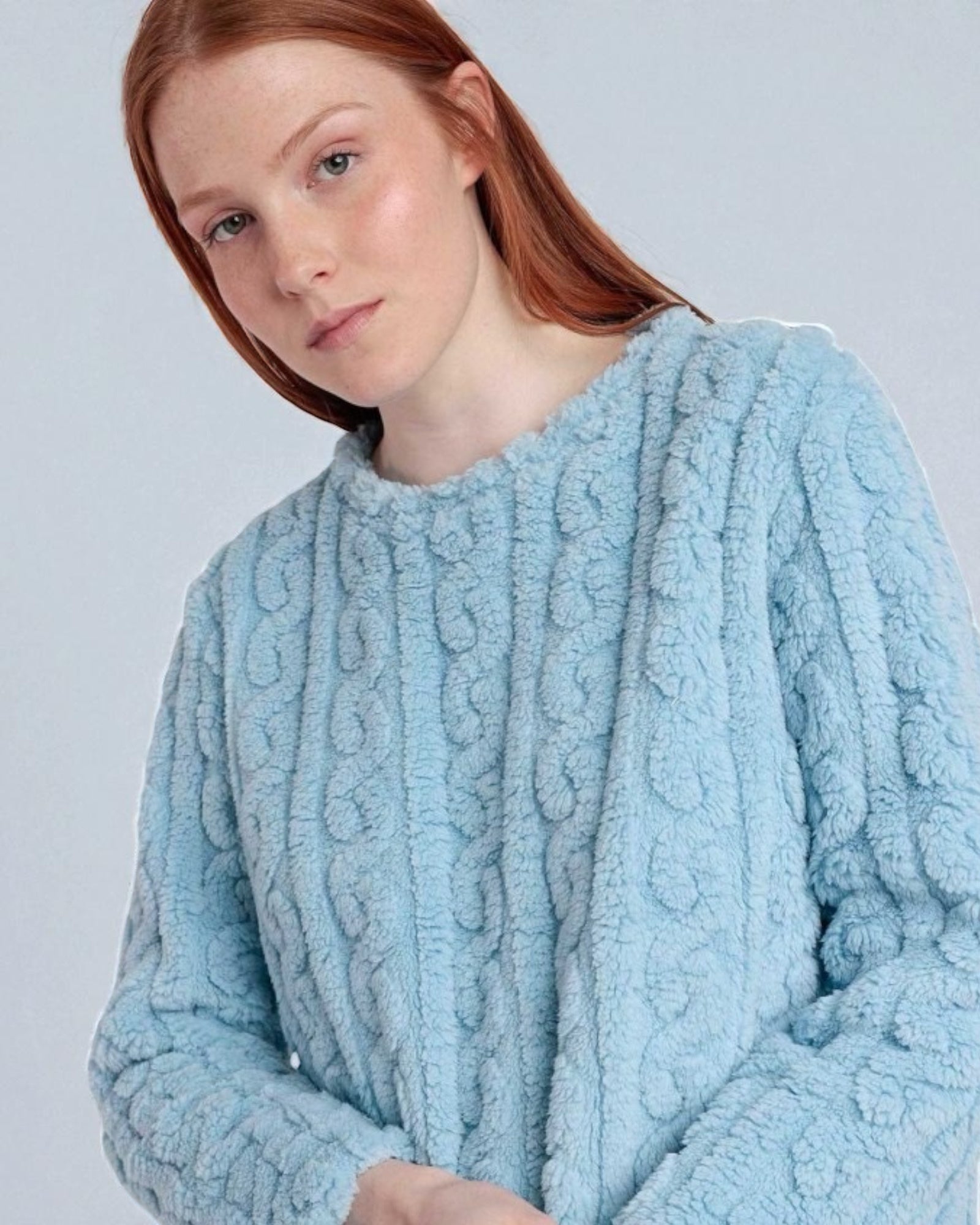 Dettaglio maglia pigiama donna Admas 63651 coral fleece jacquard blu effetto treccia