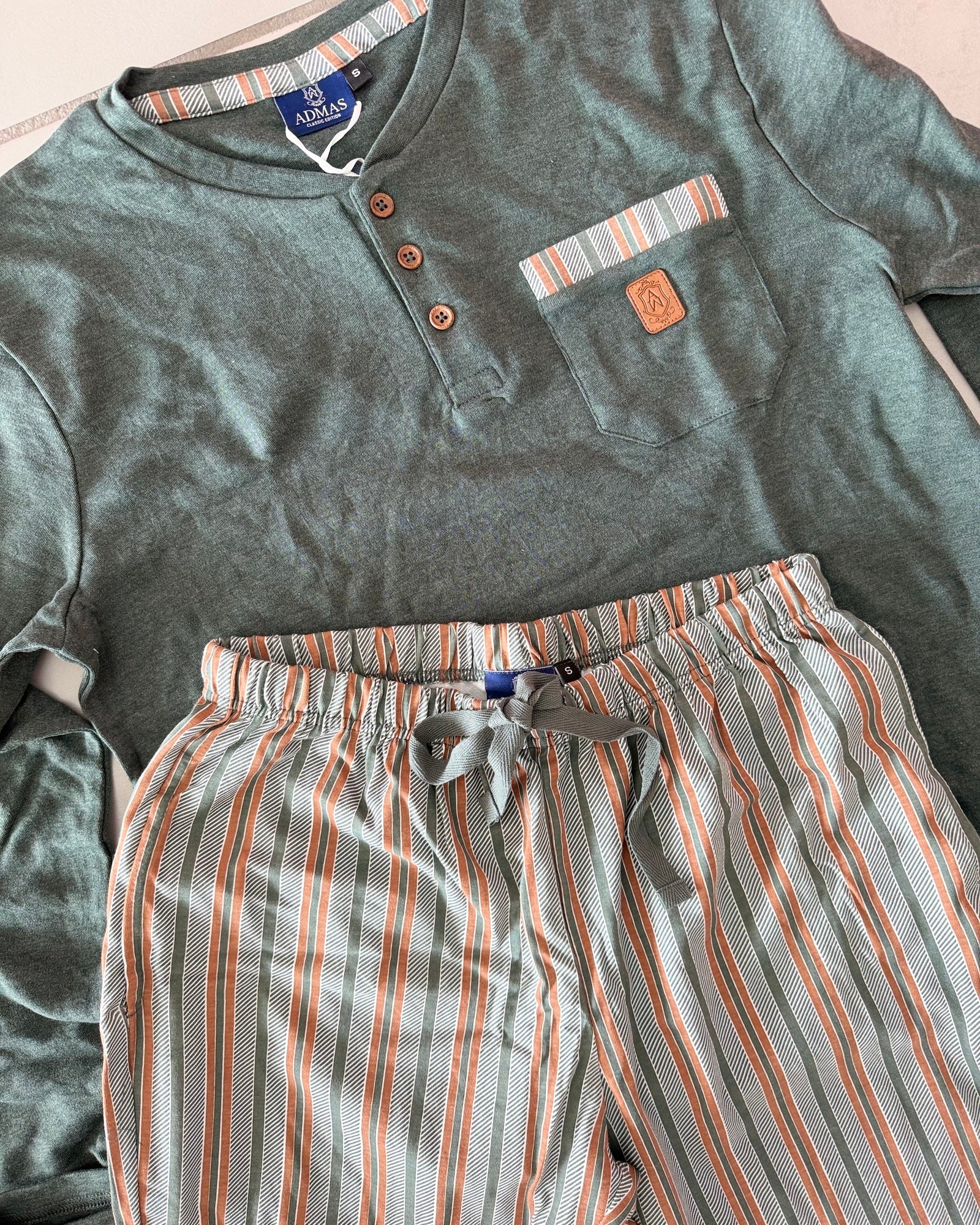 Dettaglio pigiama uomo Admas 64806 con maglia verde serafino e pantaloni a righe