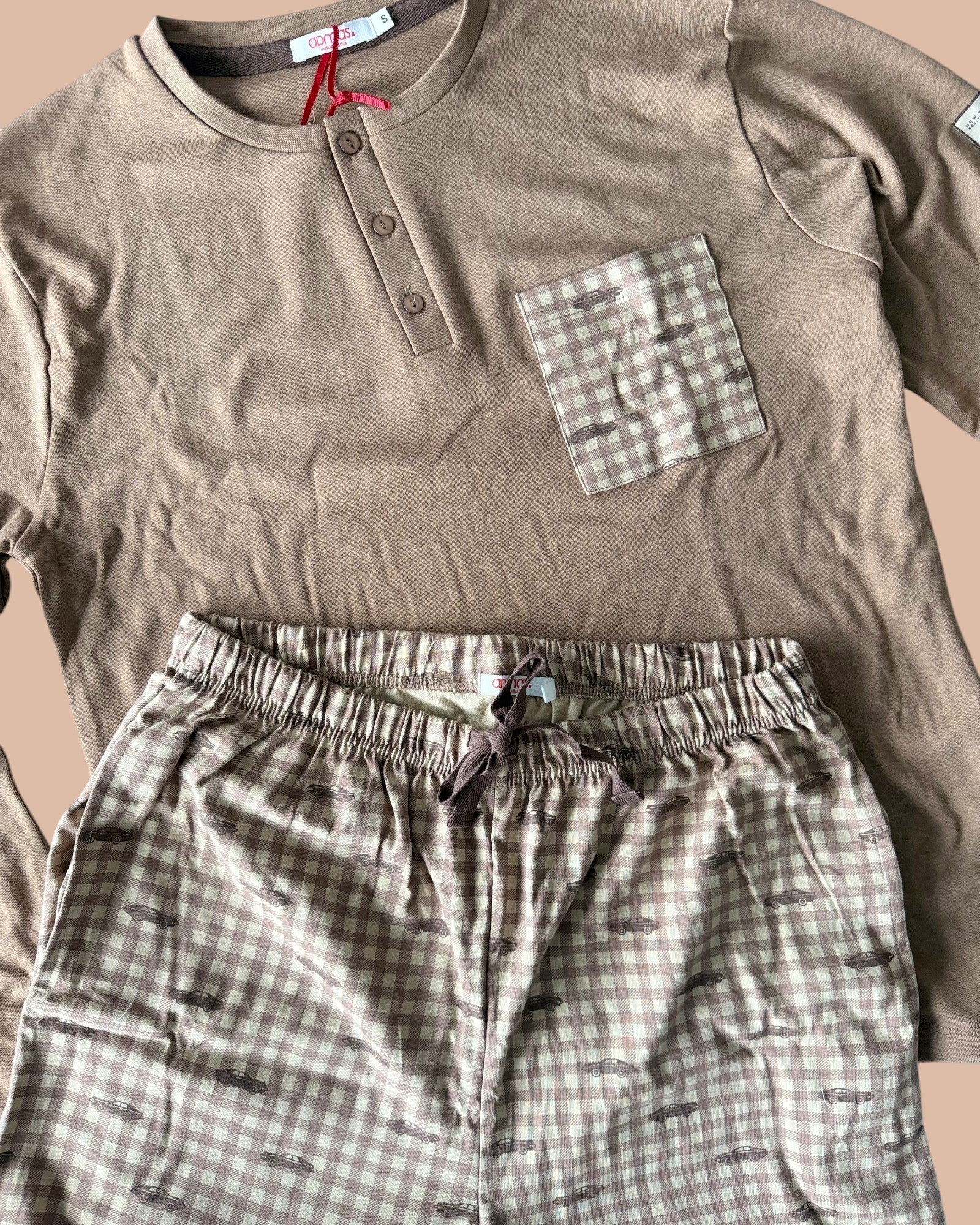 Dettaglio pigiama uomo Admas 64818 con maglia marrone taschino e pantaloni a quadri