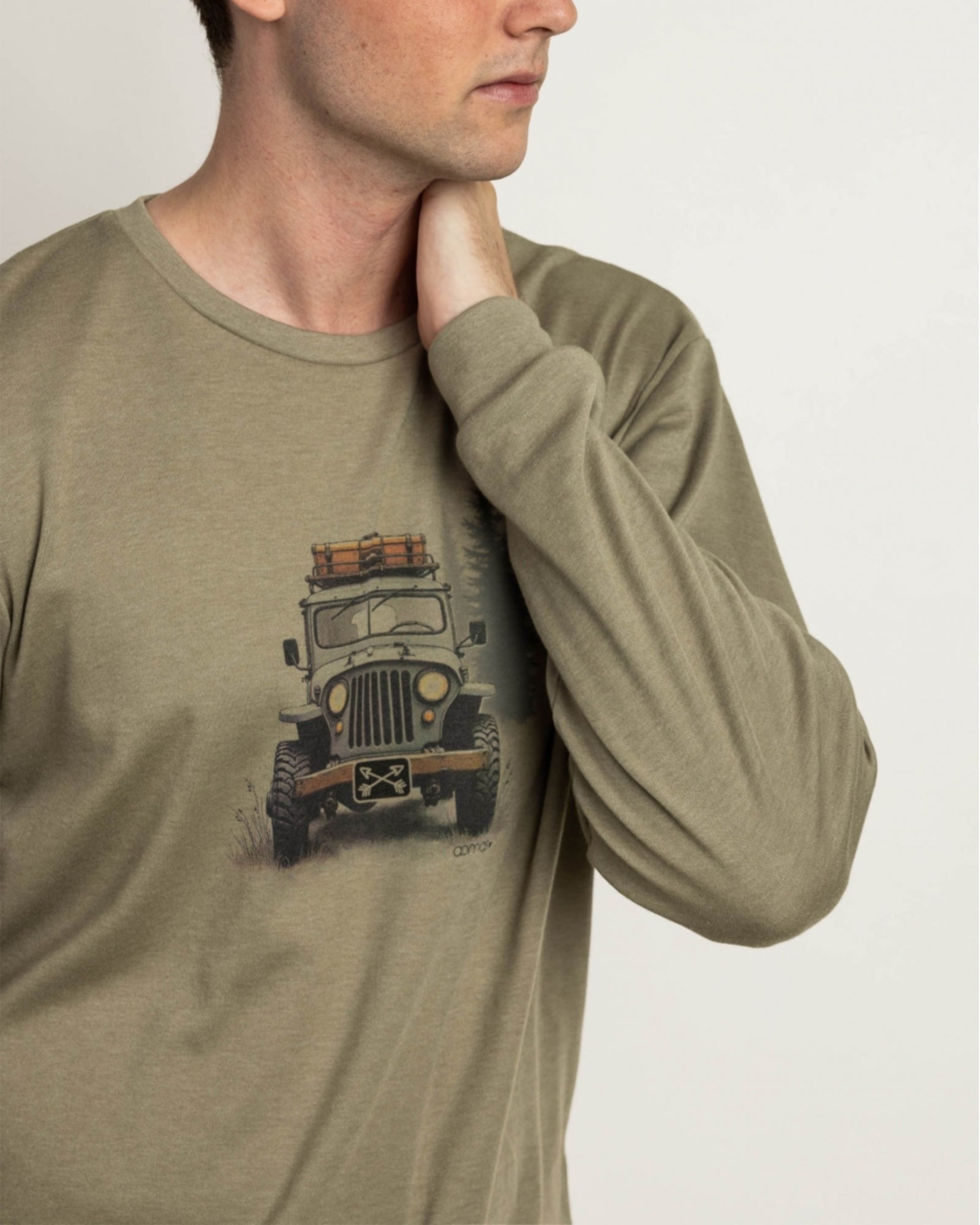 Dettaglio maglia kaki pigiama uomo Admas 64826 con grafica fuoristrada Adventure