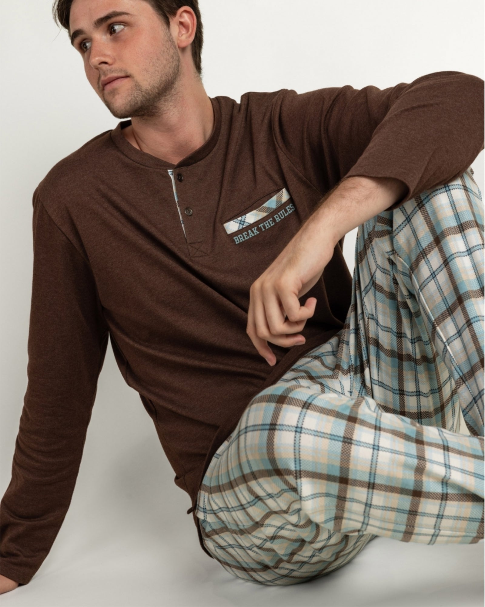 Maglia marrone pigiama Admas 64845 con scollo serafino e dettaglio Break The Rules