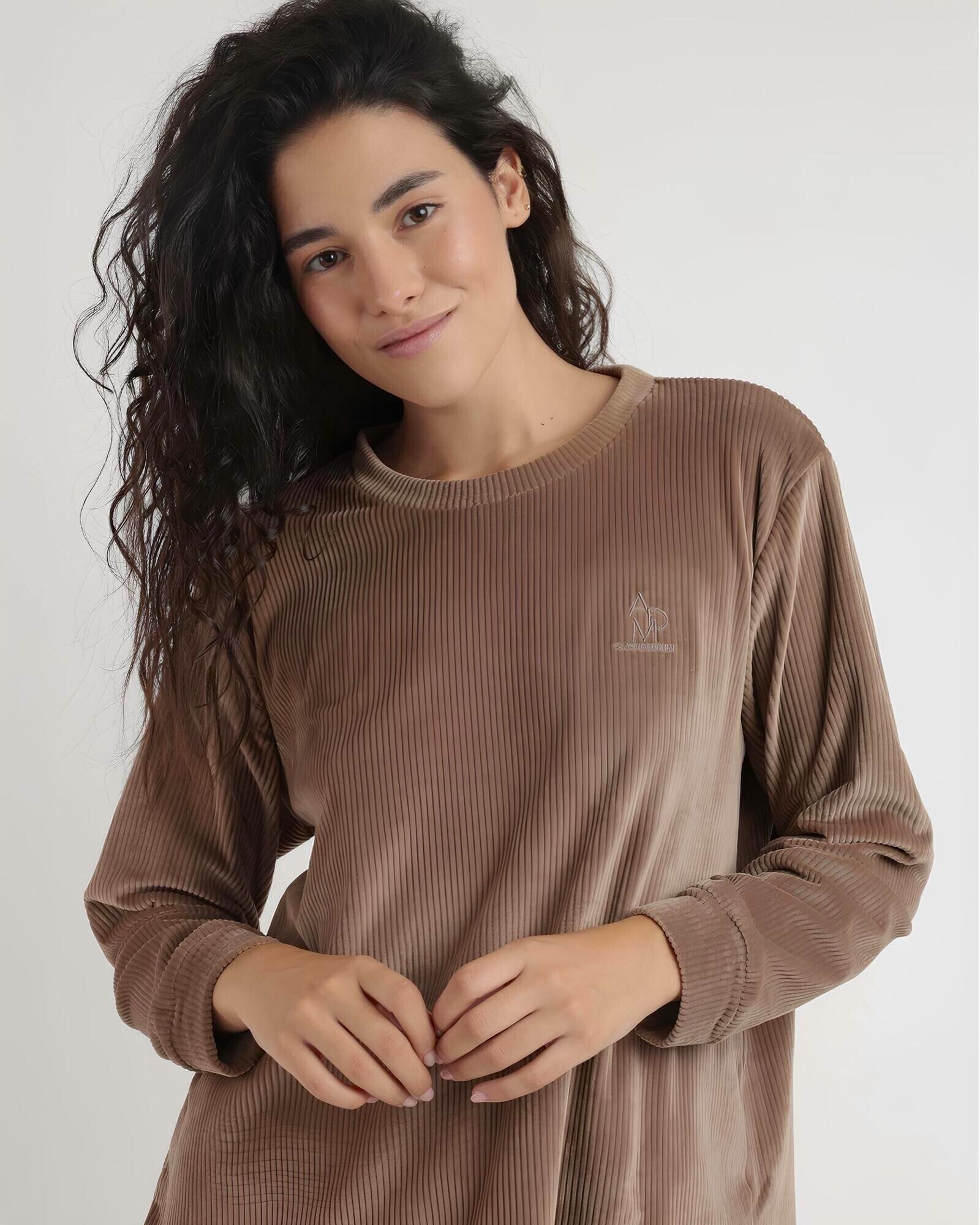 Dettaglio maglia pigiama donna Admas 62626 in velluto a coste cioccolato con ricamo Admas Home