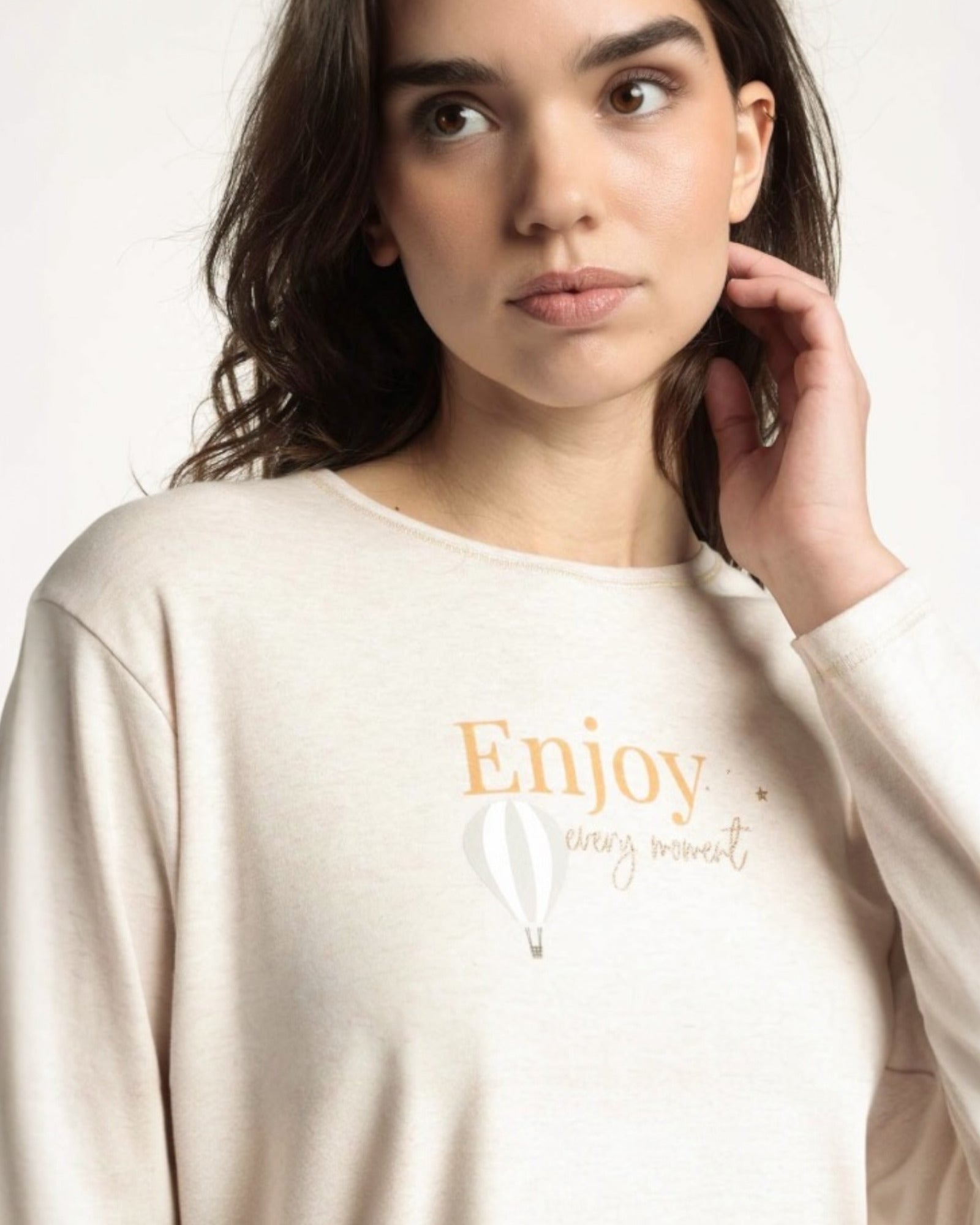 Dettaglio maglia beige pigiama donna Admas 63589 con scritta Enjoy Every Moment e mongolfiera