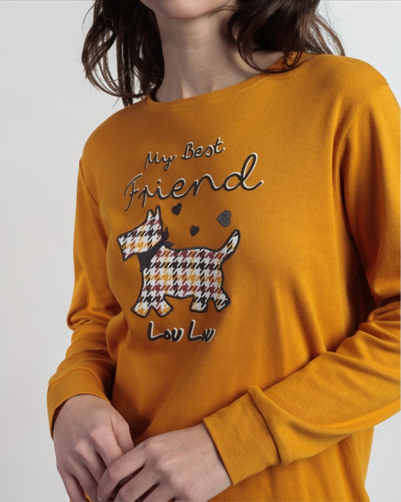Dettaglio maglia senape pigiama donna Admas 63633 con cagnolino Lou Lou My Best Friend