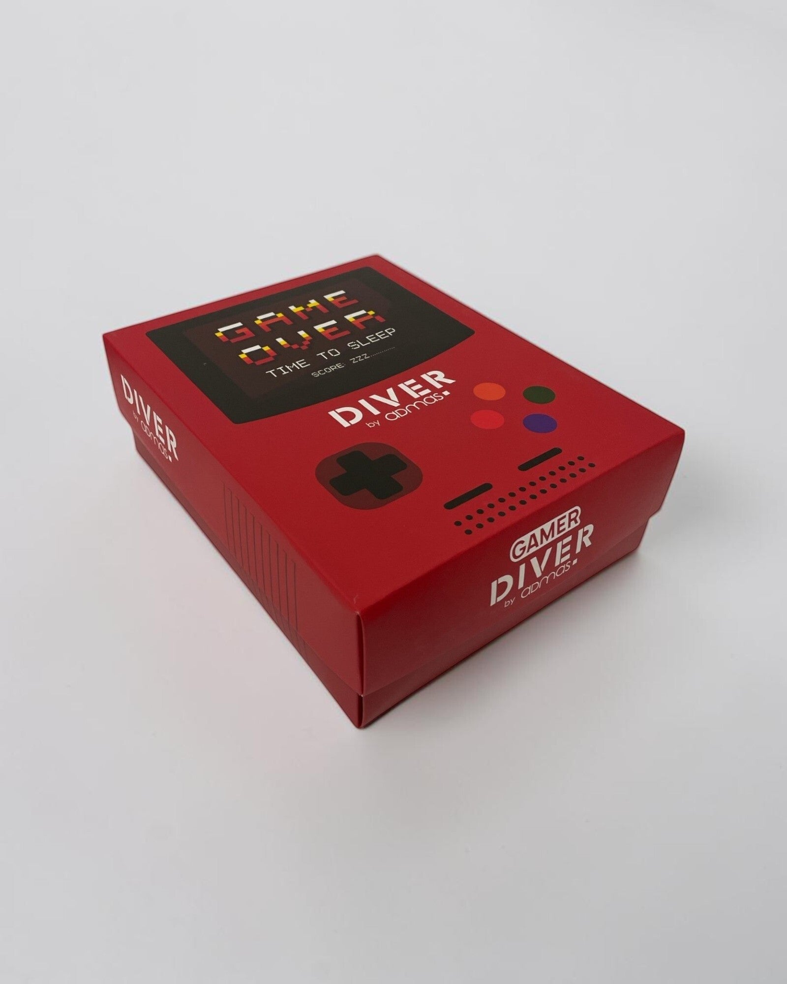 Scatola regalo rossa Diver by Admas con grafica di console portatile e scritta Game Over Time to Sleep