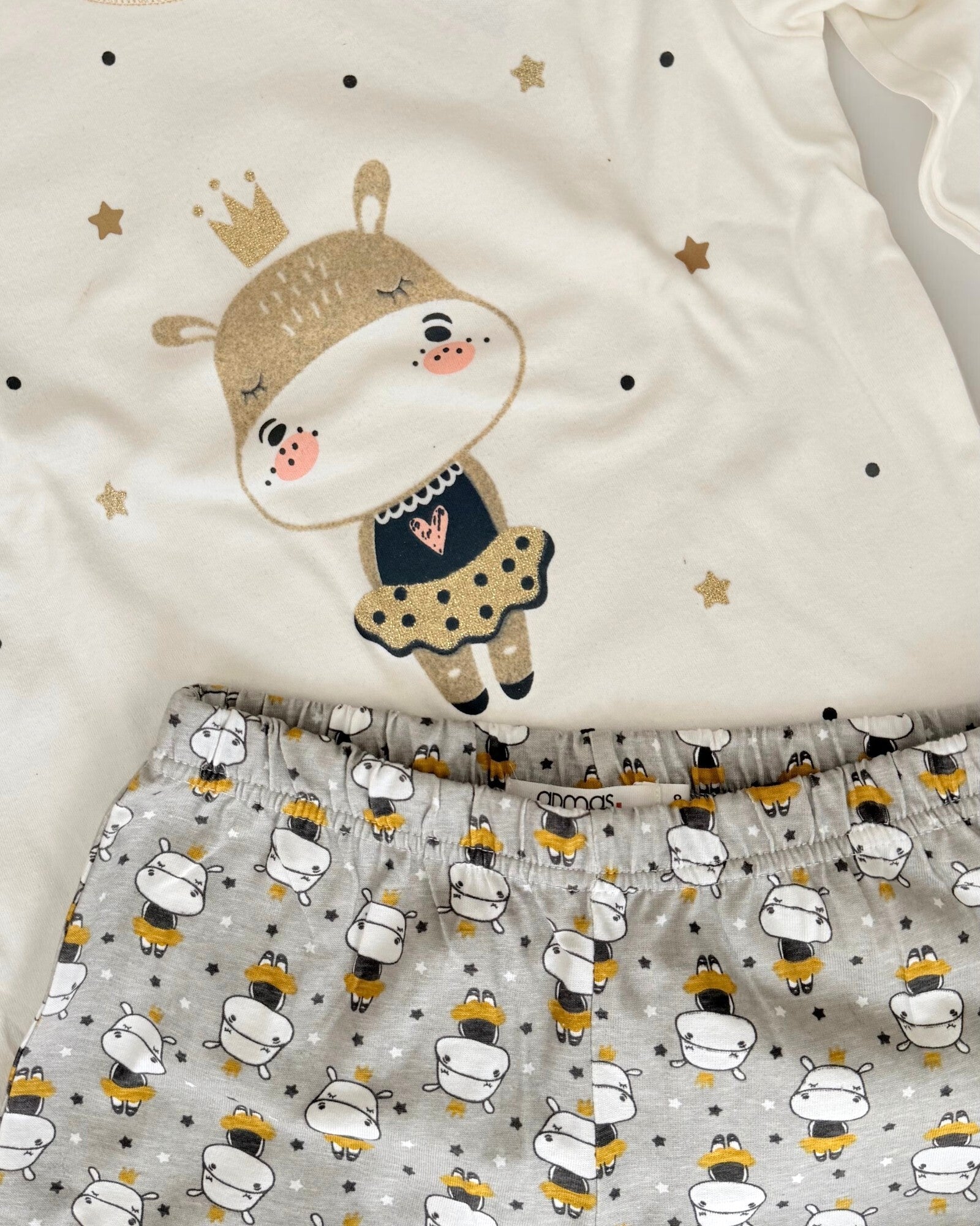Dettaglio fantasia Little Princess e pantalone allover del pigiama bambina Admas 56204