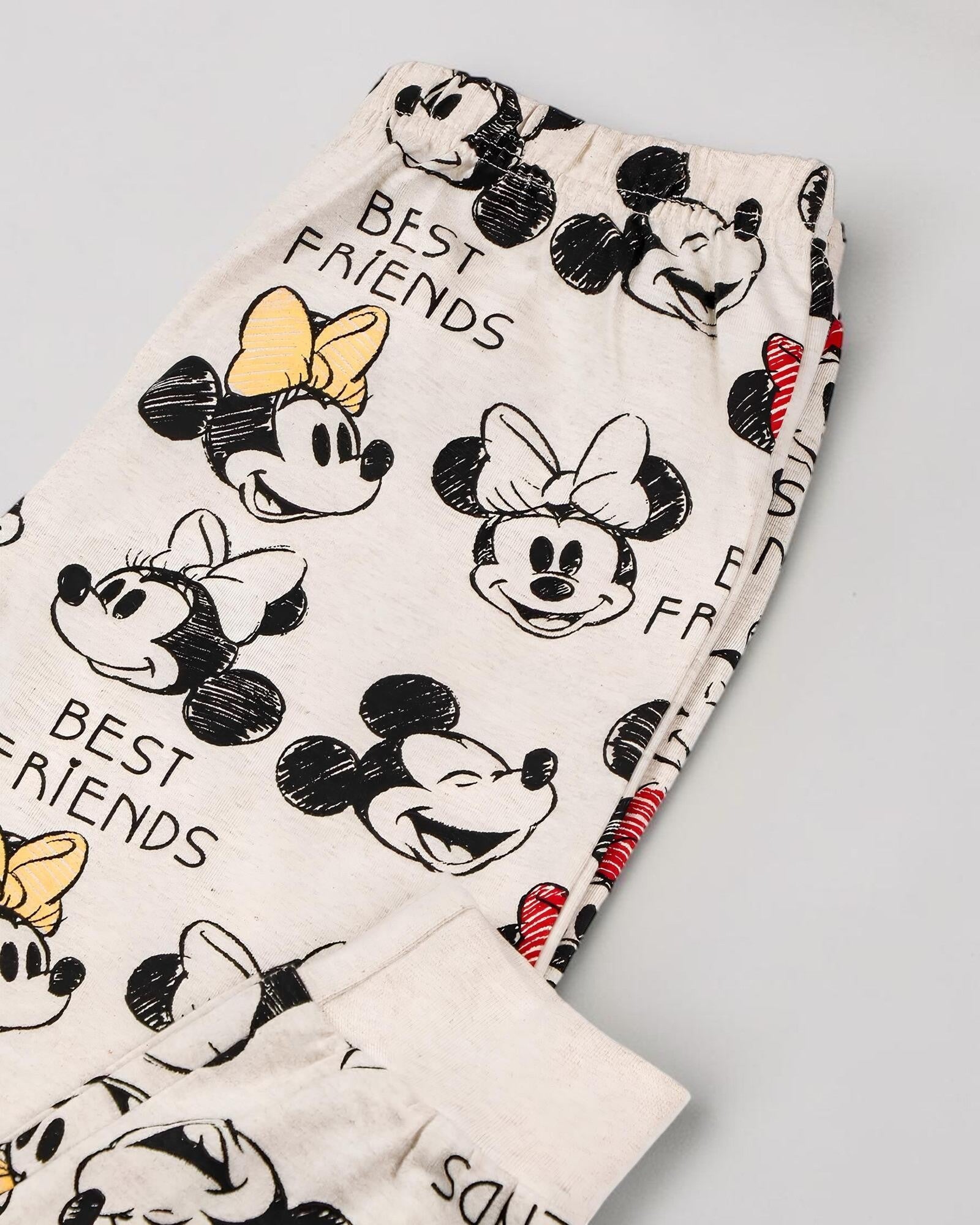 Dettaglio pantalone pigiama bambina Disney 56470 con stampa all-over Mickey e Minnie