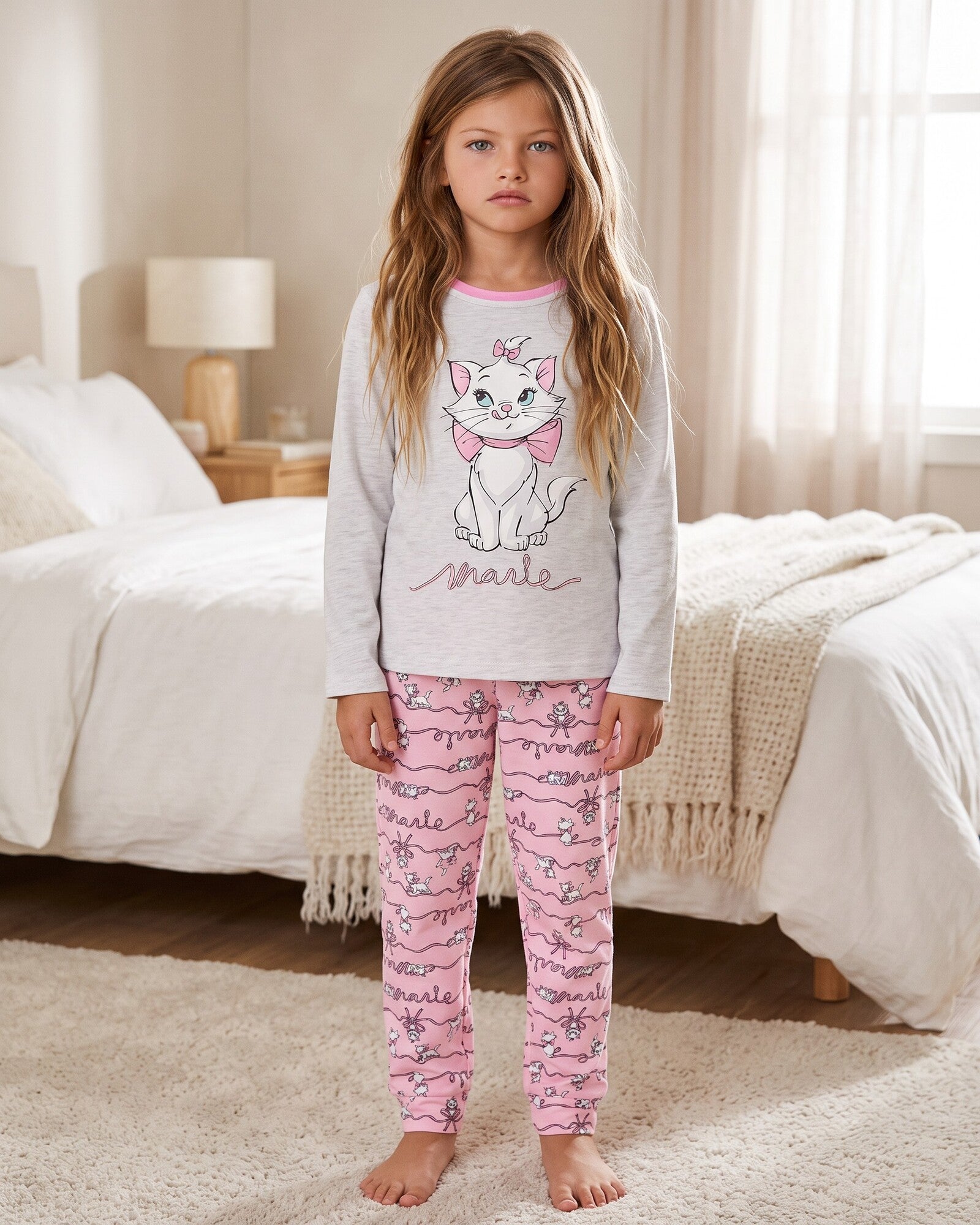 Pigiama bambina Disney Marie Gli Aristogatti 63265 in caldo cotone grigio e rosa indossato