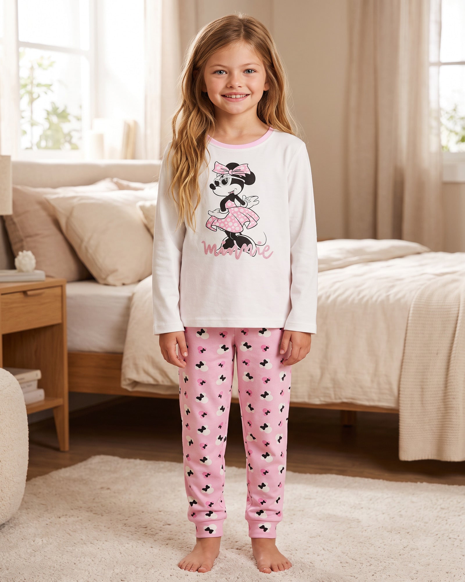 Pigiama bambina Disney Minnie 62266 in caldo cotone crudo e rosa indossato