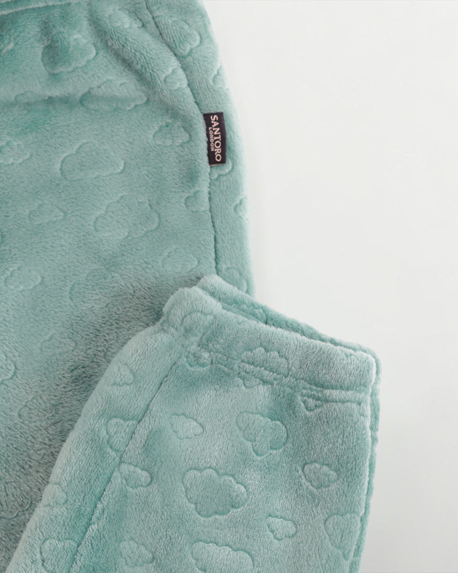Dettaglio pantalone pigiama bambina Santoro 62414 verde acqua con nuvolette in rilievo