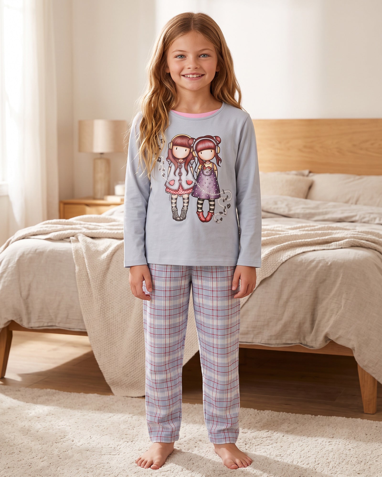 Pigiama bambina Santoro Gorjuss 56621 in caldo cotone celeste con pantalone scozzese indossato