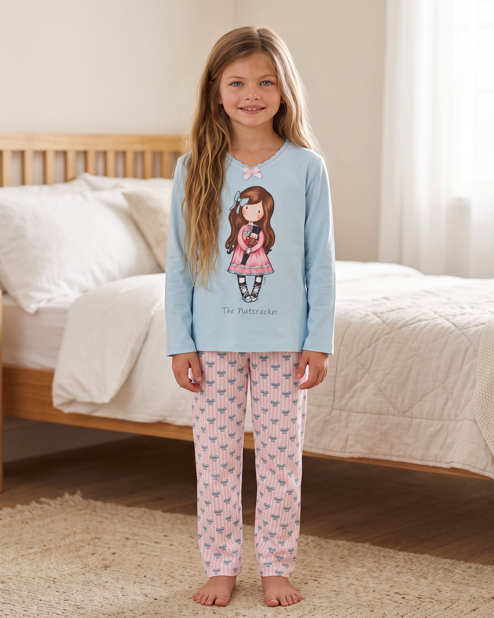 Pigiama bambina Santoro Gorjuss 60837 Schiaccianoci in caldo cotone celeste e rosa indossato