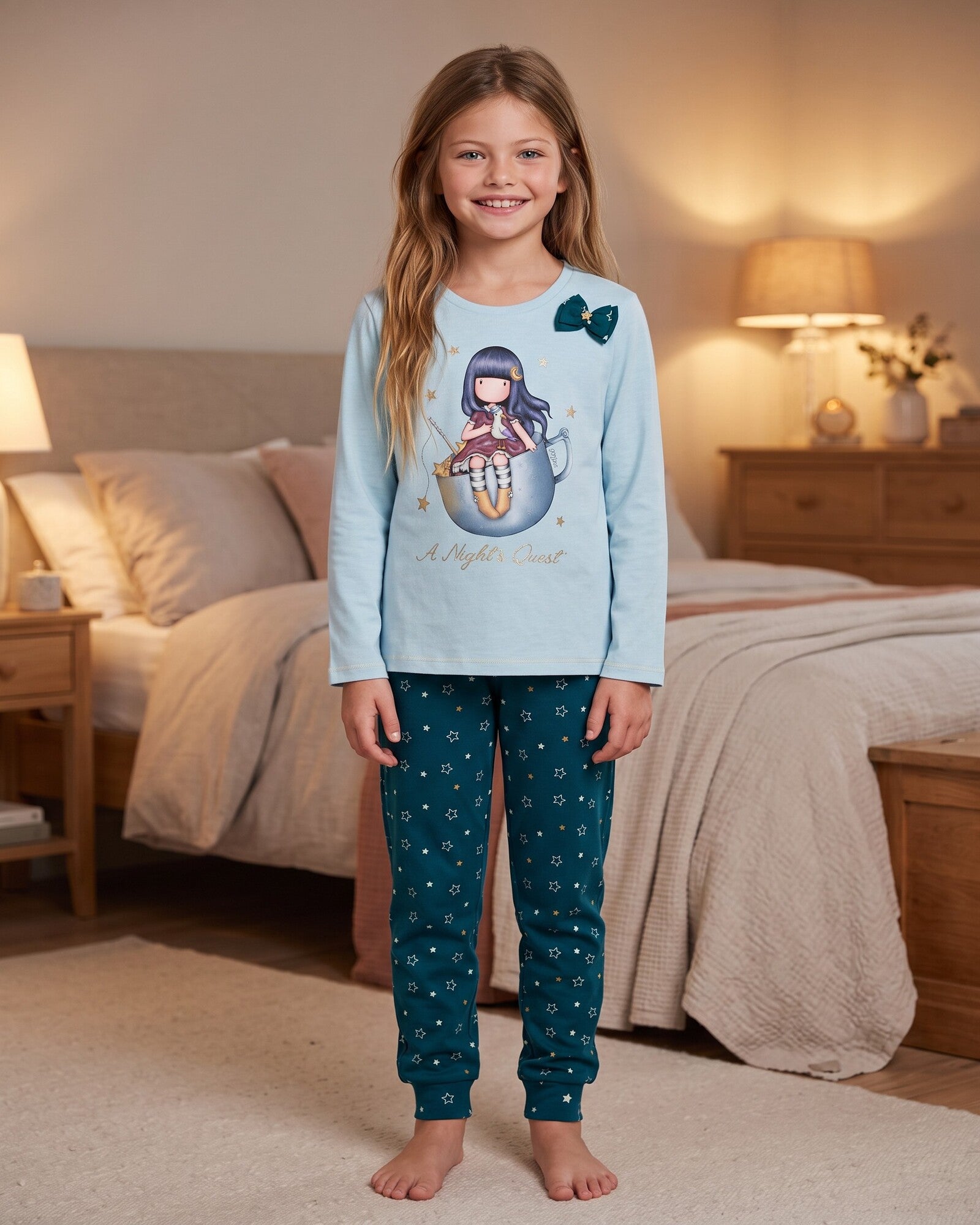 Pigiama bambina Santoro Gorjuss 63408 A Night’s Quest celeste e blu indossato