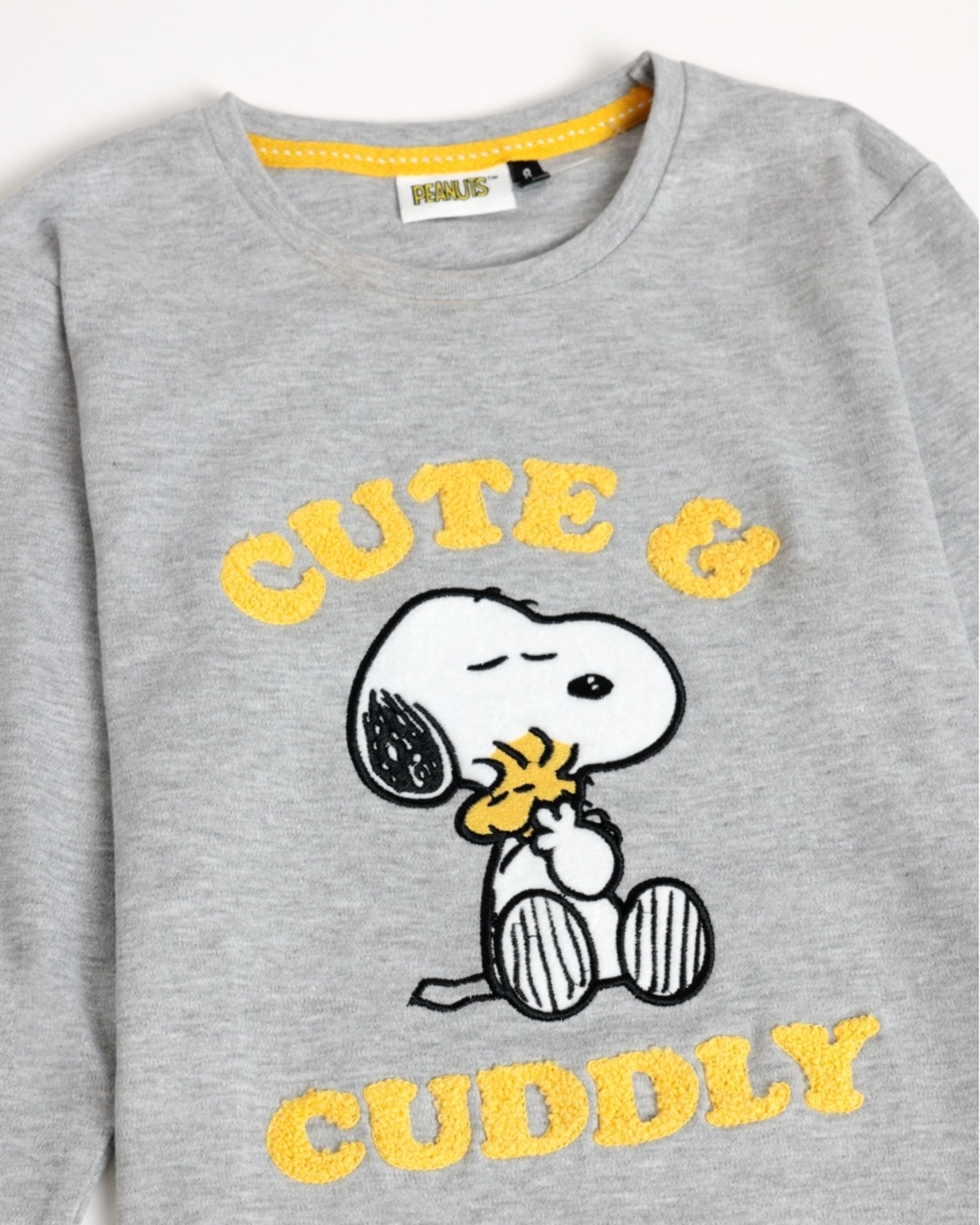 Dettaglio maglia pigiama Snoopy Peanuts 62455 con Snoopy Woodstock e scritta Cute & Cuddly