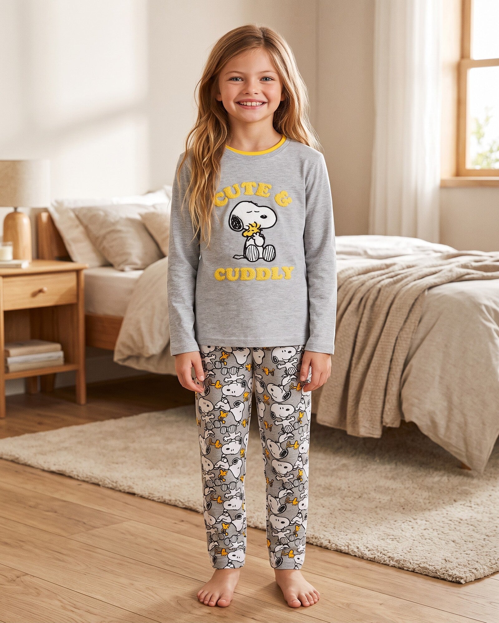Pigiama bambina Snoopy Peanuts 62455 in caldo cotone grigio indossato