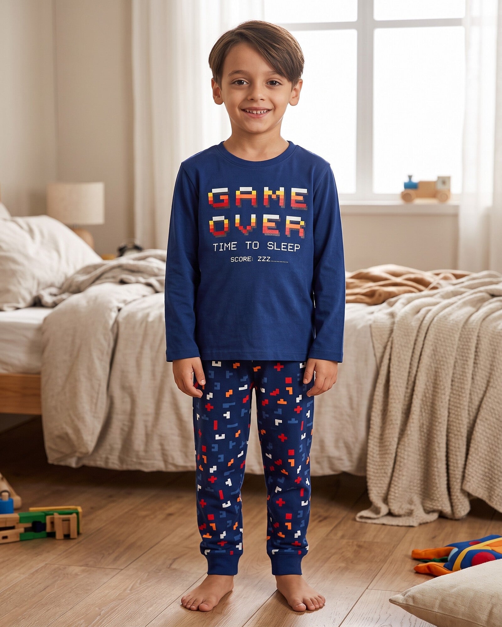 Bambino con pigiama blu Admas Game Over, maglia a maniche lunghe e pantaloni con fantasia geometrica multicolore