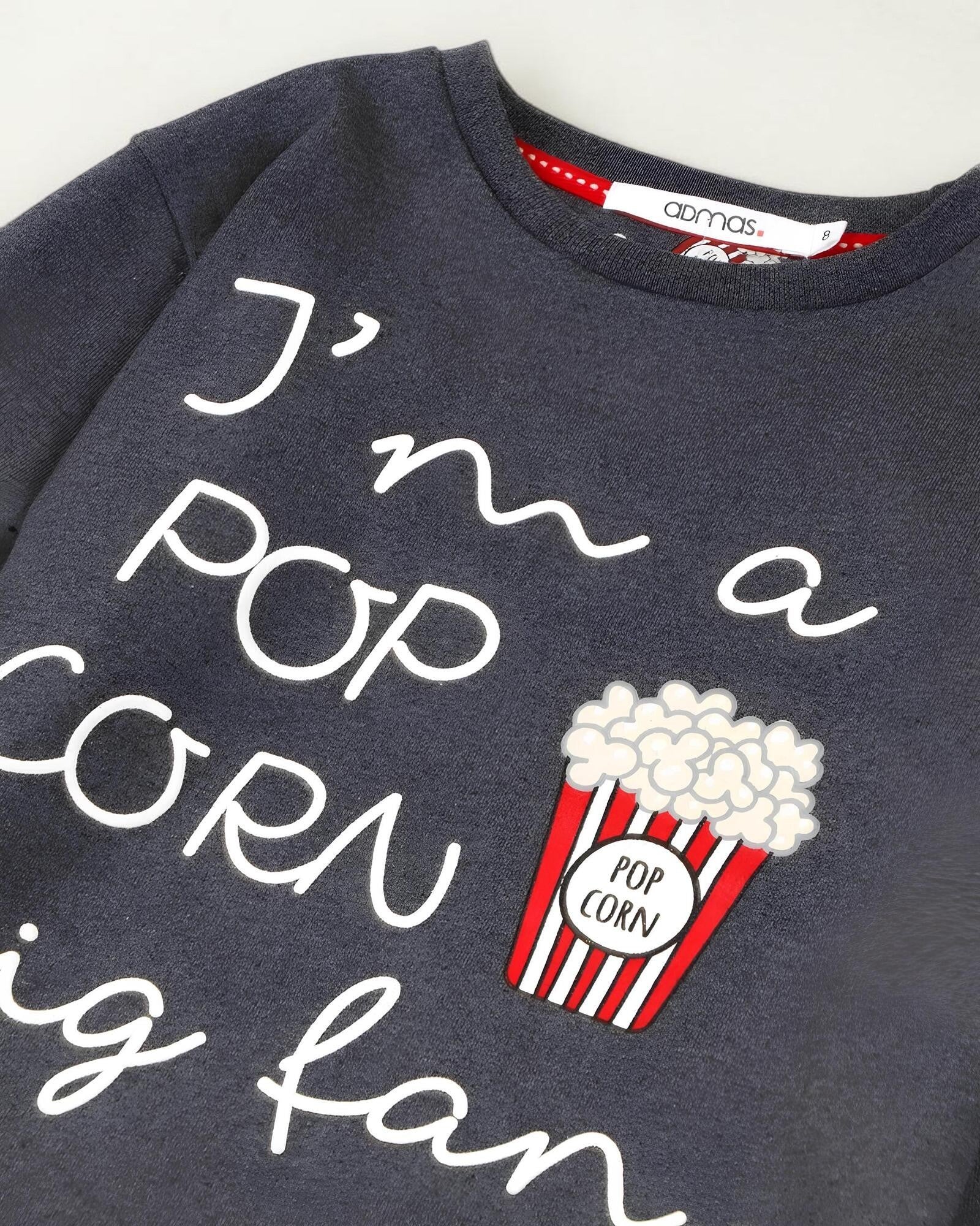 Dettaglio della maglia grigio antracite con scritta I’m a Popcorn Big Fan e stampa del contenitore di popcorn