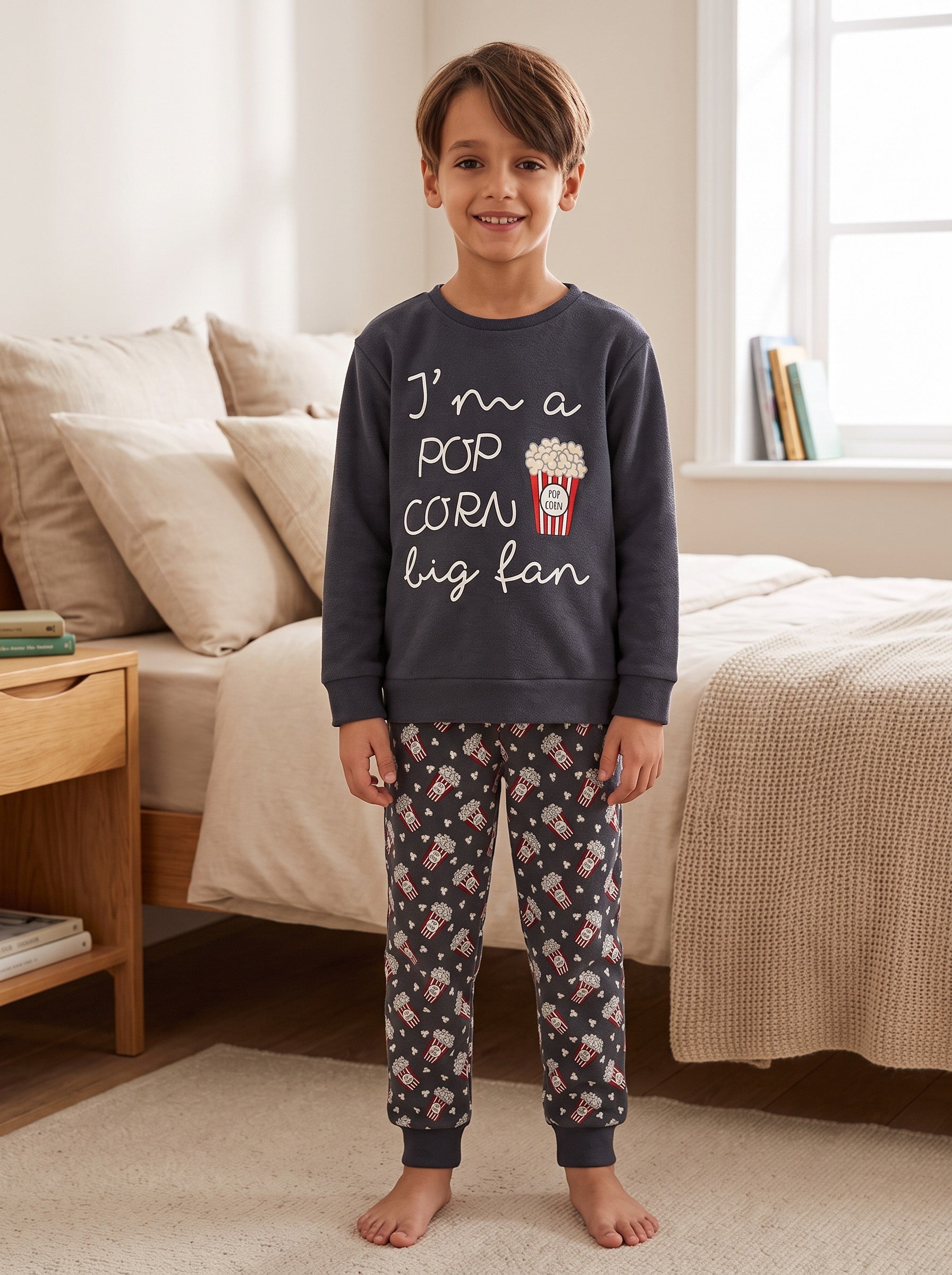 Bambino con pigiama Admas grigio antracite, maglia I’m a Popcorn Big Fan e pantaloni con fantasia popcorn