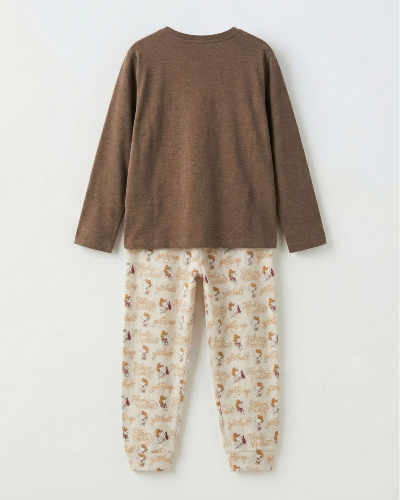 Pigiama bambino Peanuts 64036 visto da dietro, con maglia cioccolato tinta unita e pantaloni stampati con polsini.