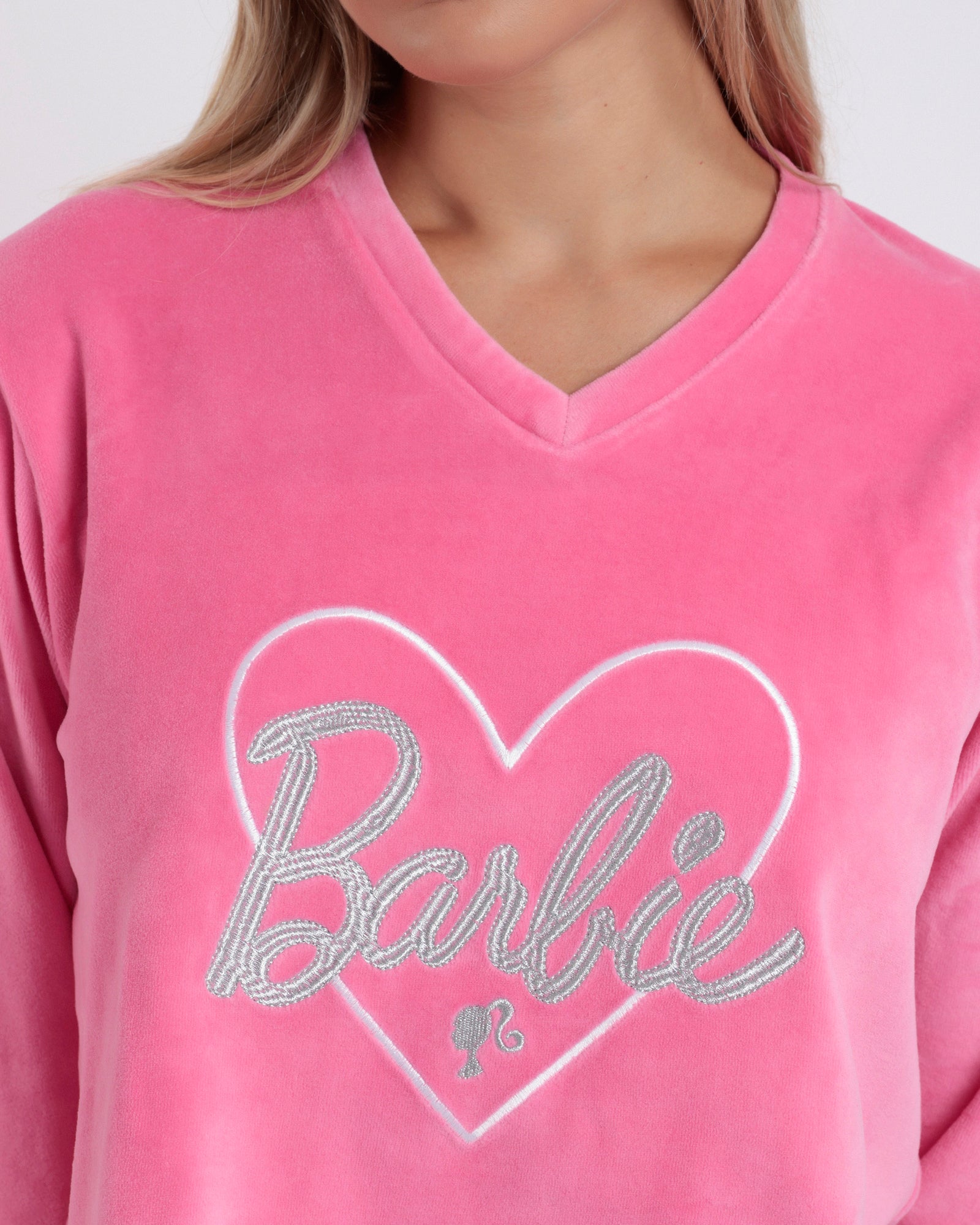Dettaglio logo Barbie ricamato glitterato su maglia rosa in velluto Art. 62961