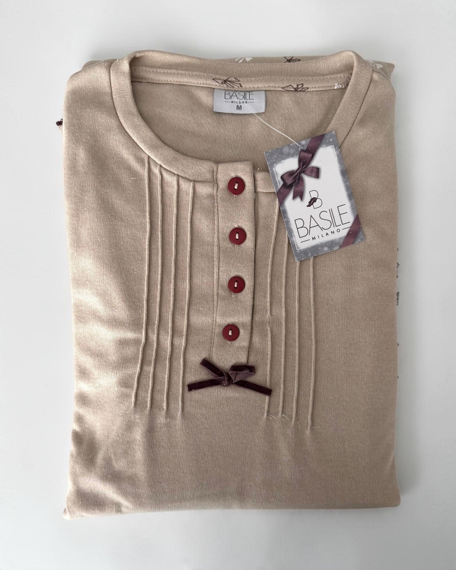 Maglia beige del pigiama Basile Milano 3130 piegata, con bottoni, pieghe decorative e fiocco in velluto scuro