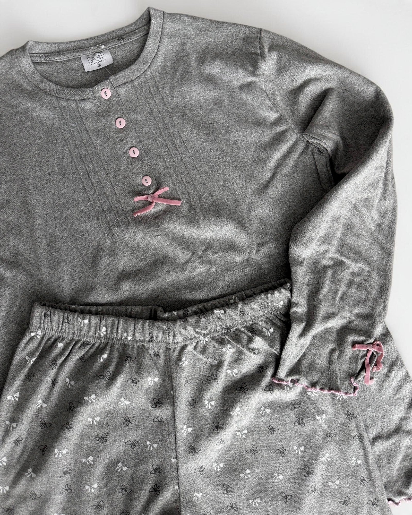 Dettaglio del pigiama grigio Basile Milano 3130 con fiocchetti rosa, spacco sulla manica e pantaloni con elastico in vita