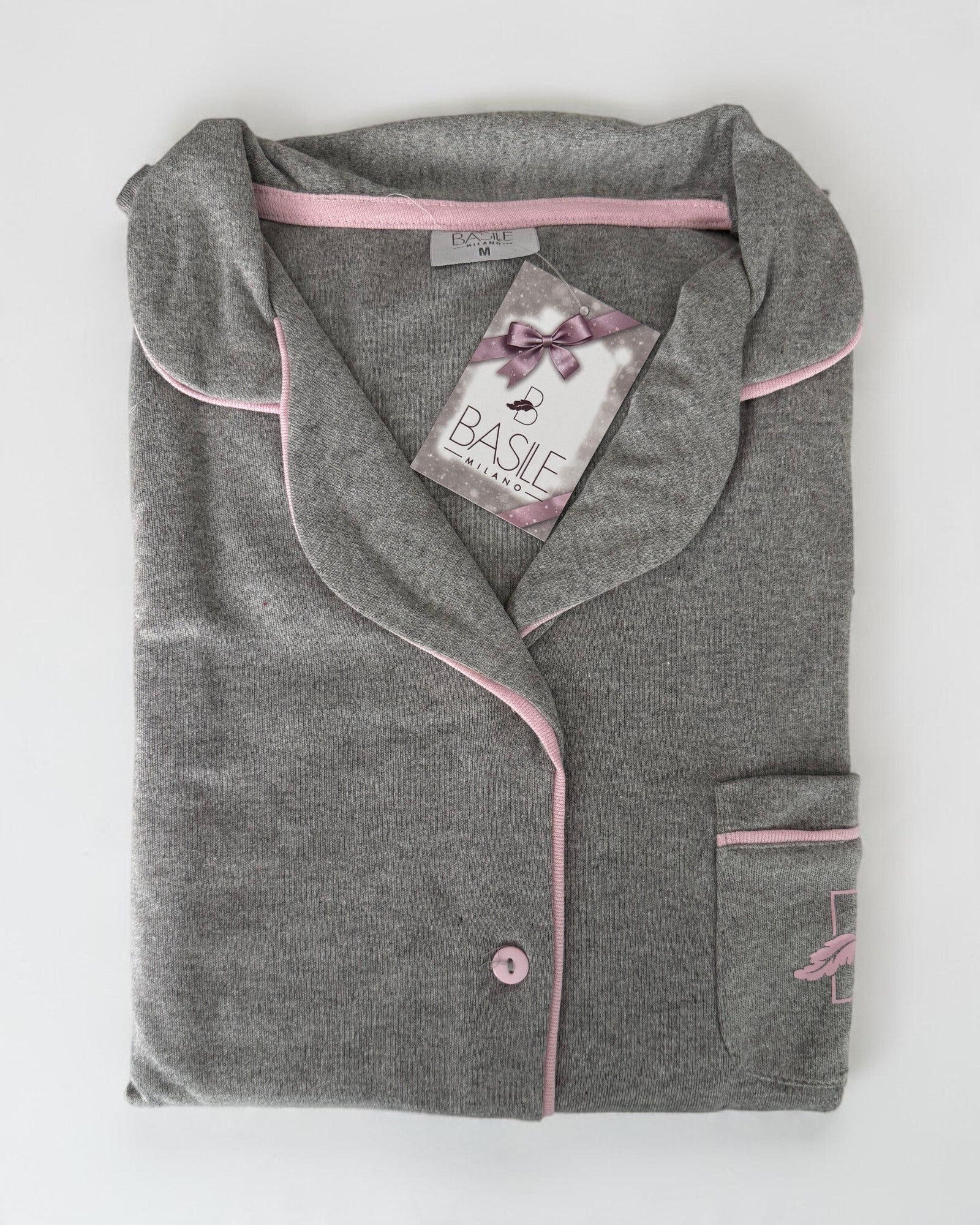 Camicia grigia del pigiama Basile Milano 4130 piegata, con collo revere, bottoni rosa e piping a contrasto