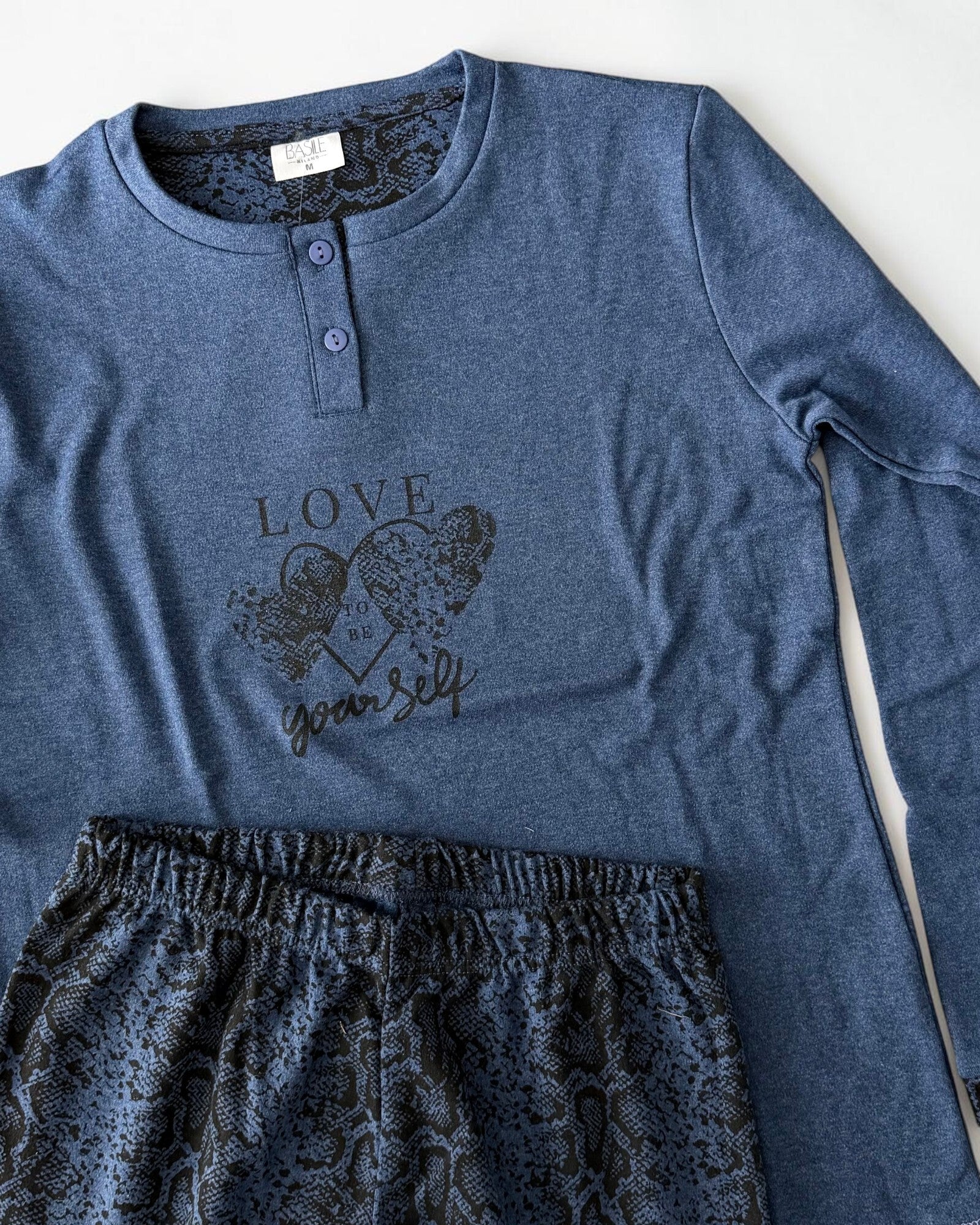 Dettaglio del pigiama Basile Milano 4230 blu melange con cuori sulla maglia e pantaloni effetto pitone con elastico in vita