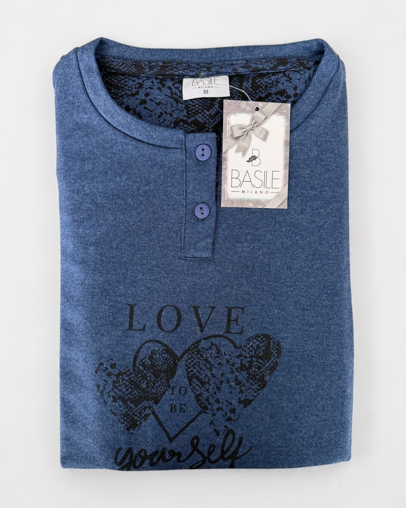 Maglia blu melange del pigiama Basile Milano 4230 piegata, con bottoni, cuori stampati e cartellino del marchio