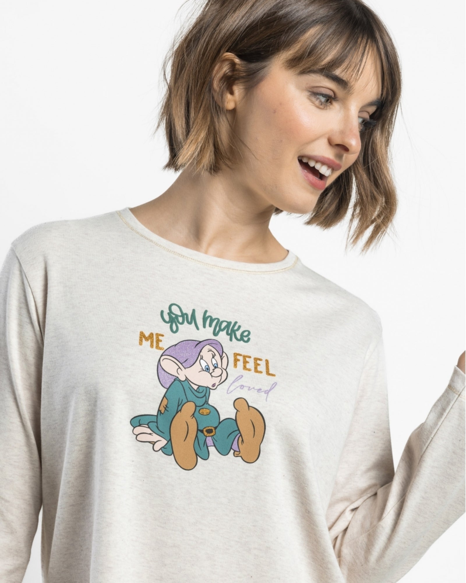 Dettaglio della maglia beige del pigiama Disney 64322 con Cucciolo, scritta You make me feel loved e dettagli glitter