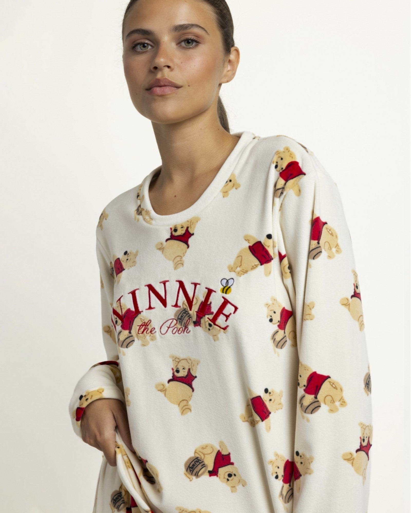 Dettaglio della maglia del pigiama Disney 64693, con ricamo Winnie the Pooh, piccola ape e fantasia dell’orsetto