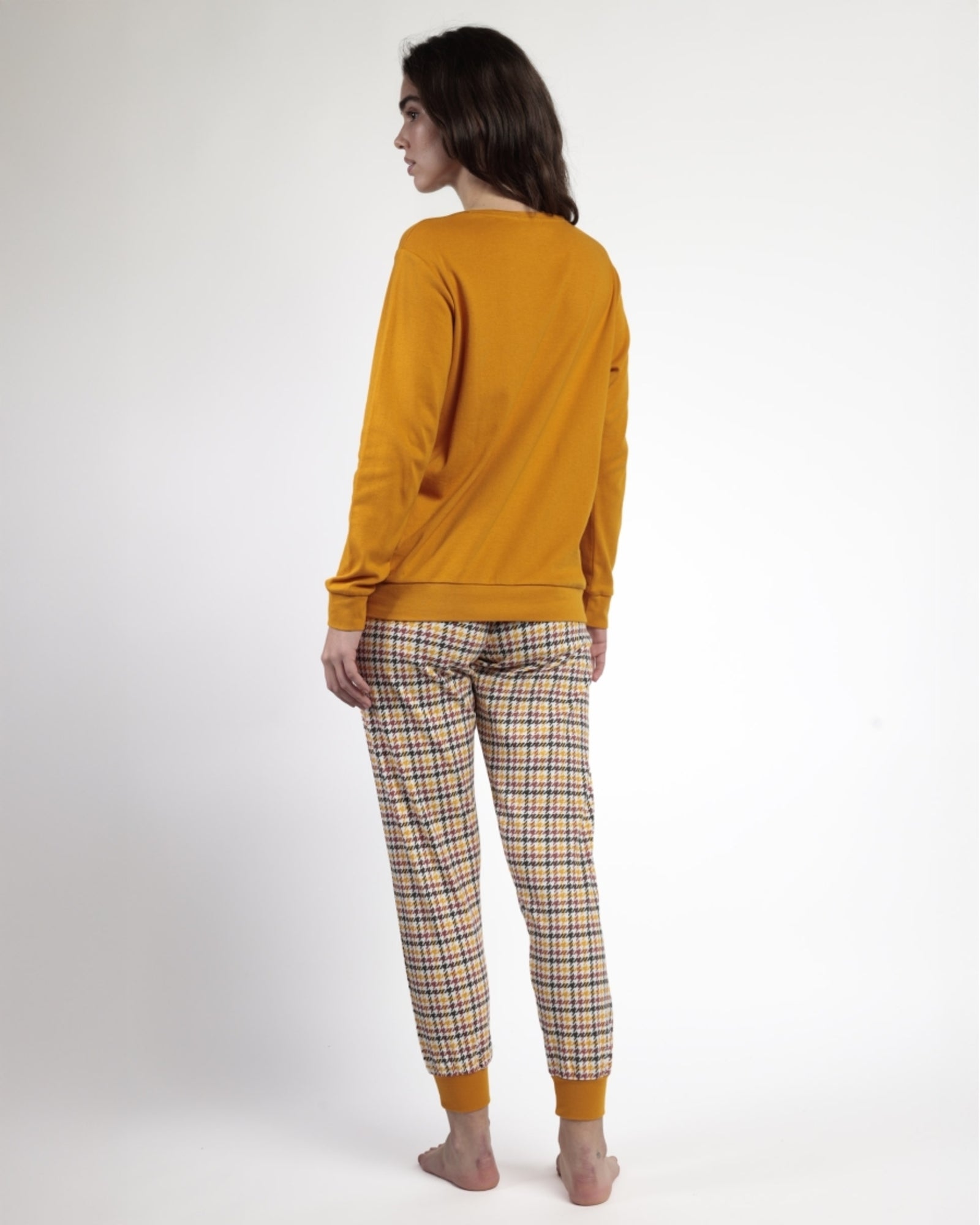 Vista posteriore pigiama donna Admas 63633 con maglia senape e pantalone pied-de-poule
