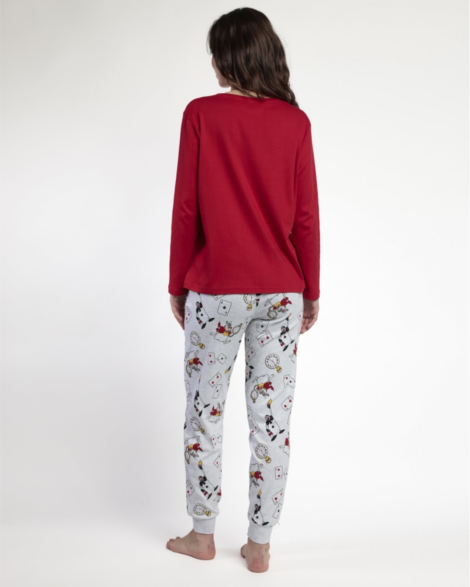 Dettaglio maglia rossa pigiama Disney Alice in Wonderland con stampa Alice e Bianconiglio
