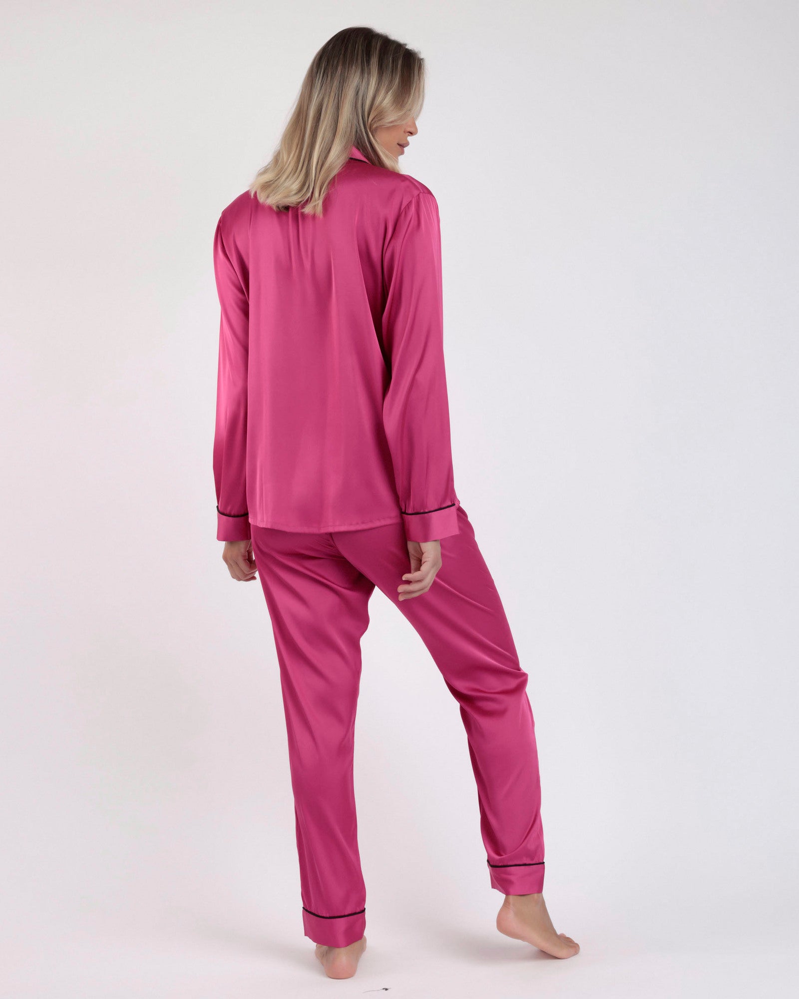 Vista posteriore pigiama donna Barbie in raso fucsia con pantaloni lunghi