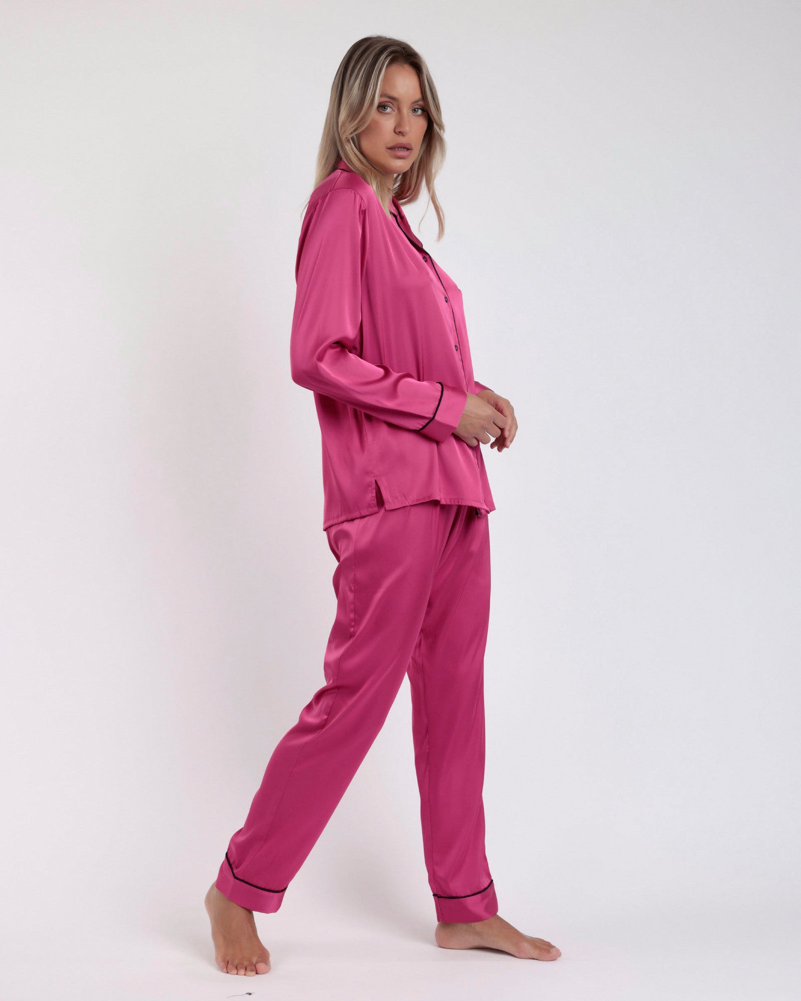 Vista laterale pigiama donna Barbie fucsia in raso Art. 62958