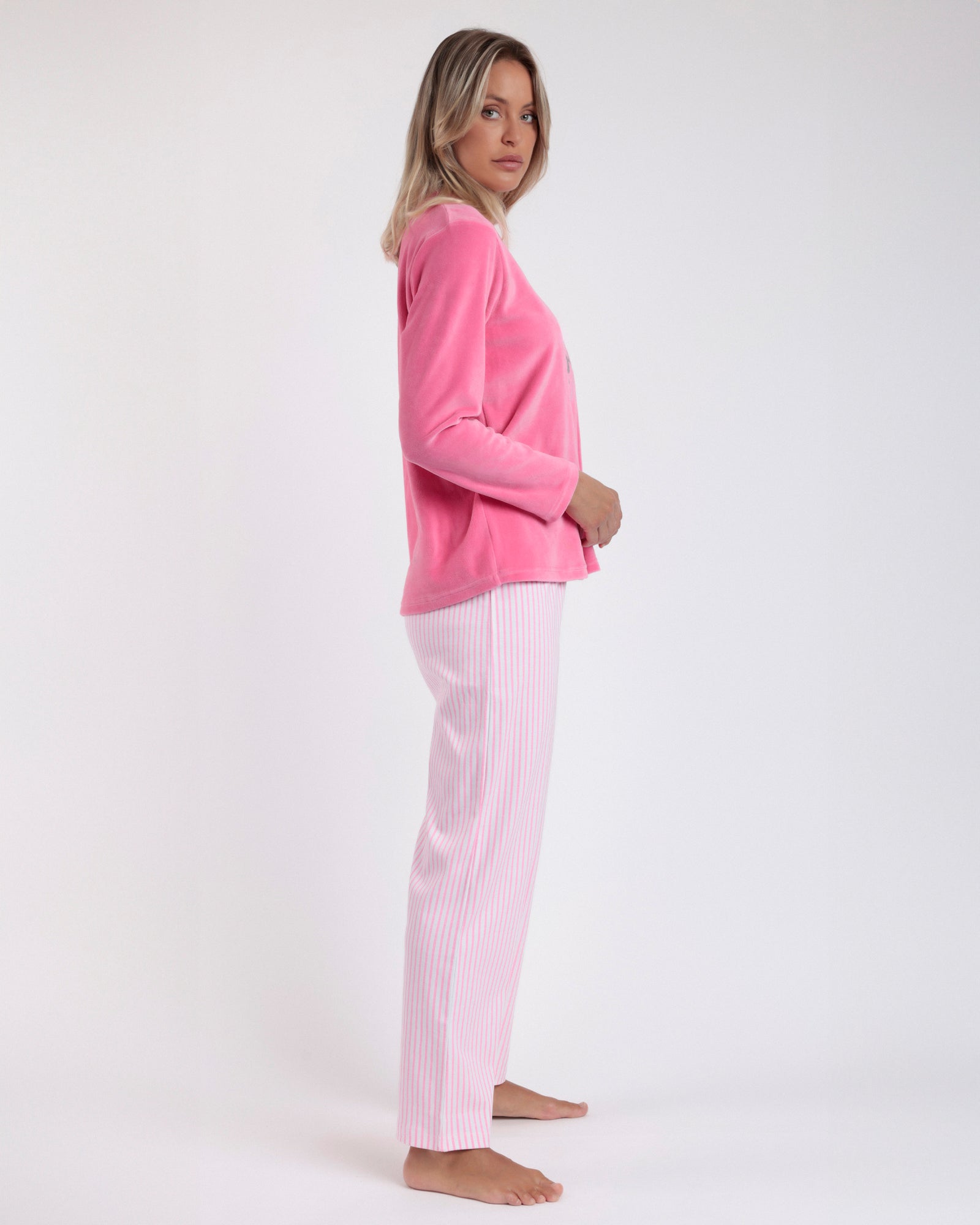Vista laterale pigiama donna Barbie rosa con pantaloni a righe Art. 62961