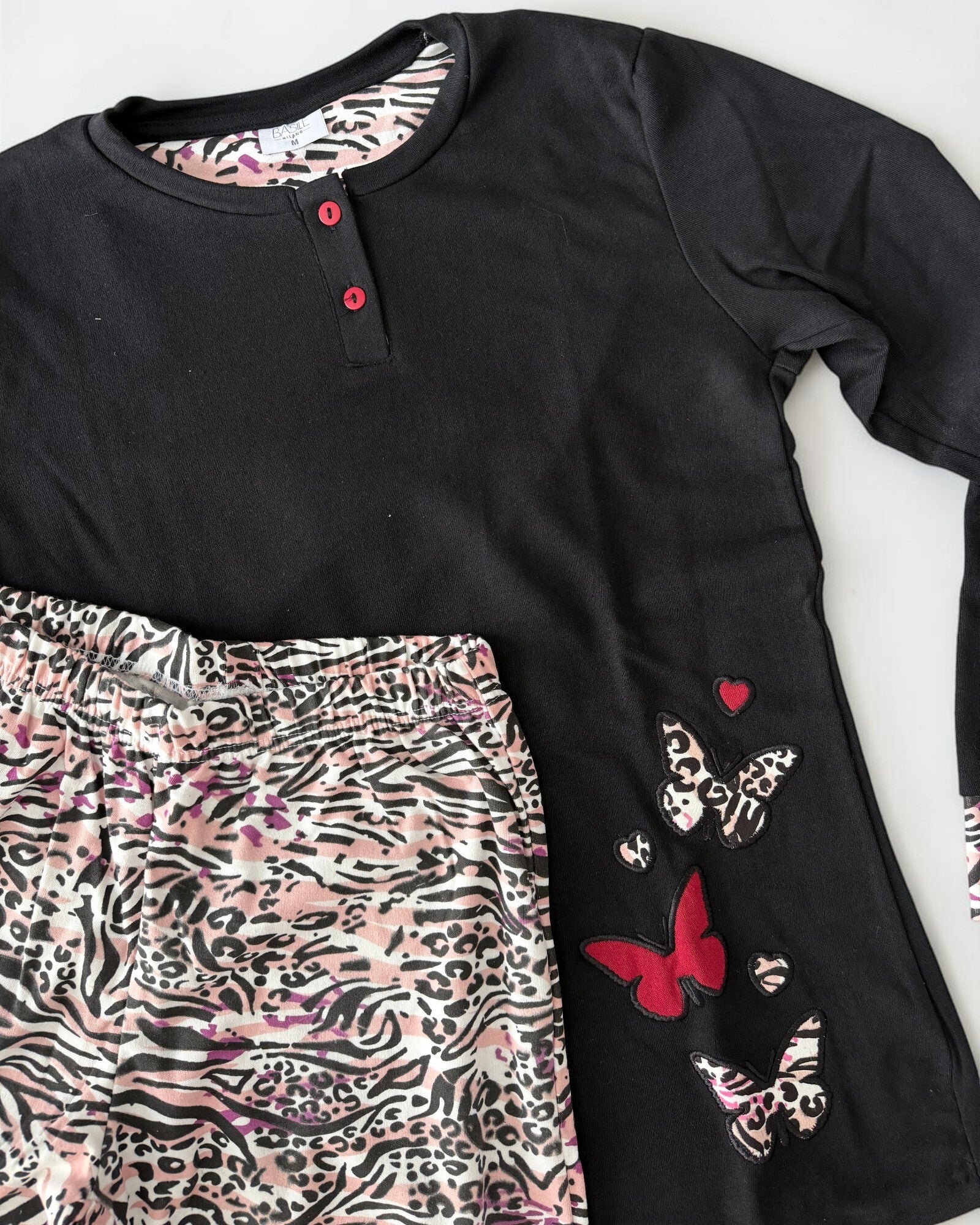Dettaglio del pigiama Basile Milano 3930 Nero con farfalle applicate, piccoli cuori e pantaloni animalier con elastico in vita.