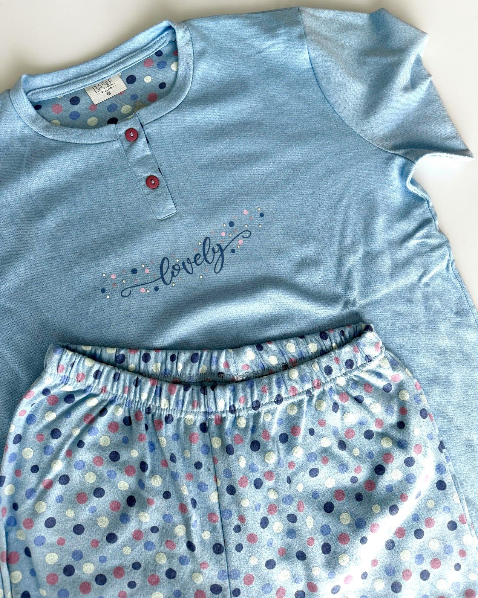 Dettaglio del pigiama Basile Milano 4030 Celeste con collo serafino, stampa Lovely e pantaloni a pois con elastico in vita.