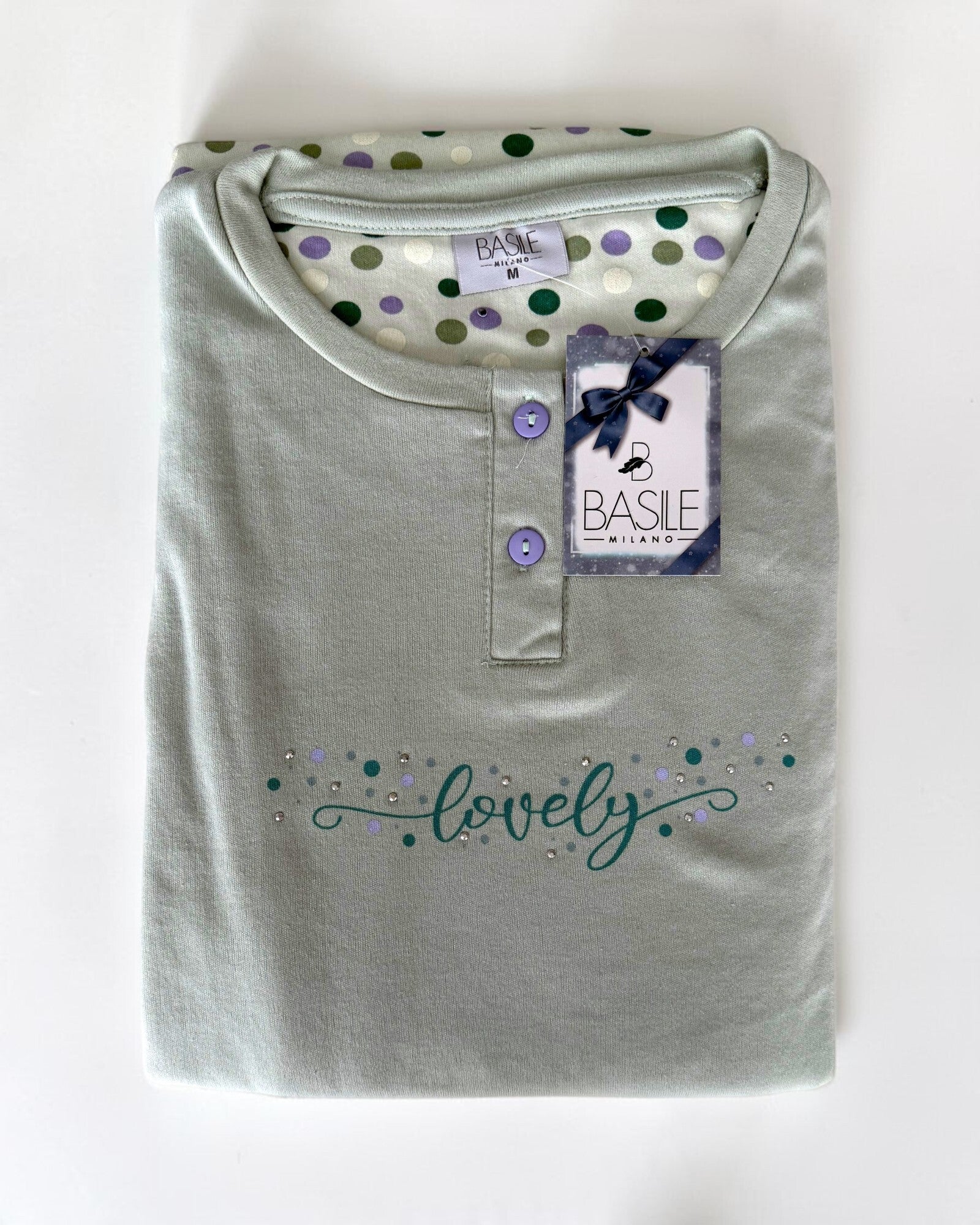 Maglia menta del pigiama Basile Milano 4030 piegata, con bottoni lilla, stampa Lovely e cartellino Basile Milano.