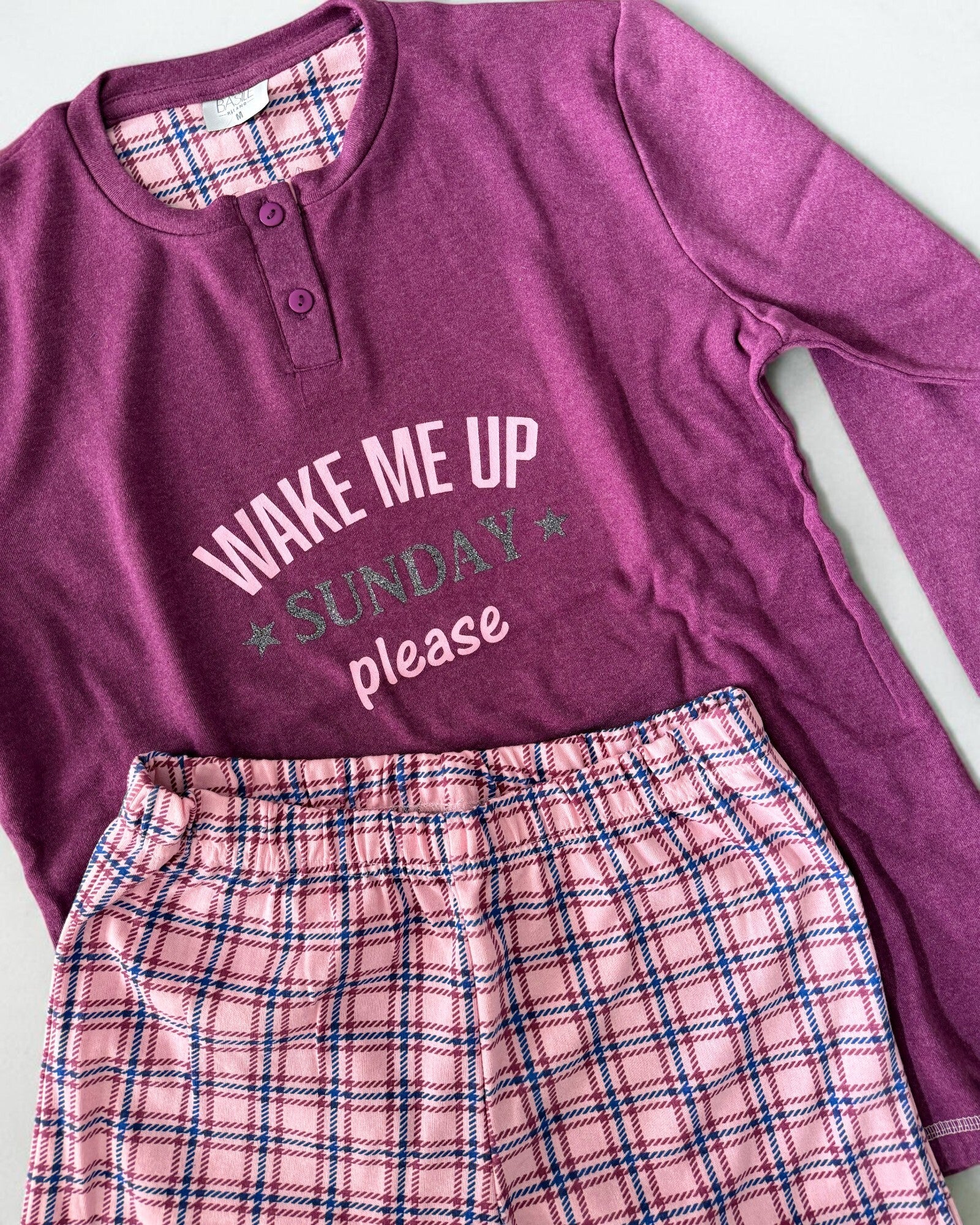 Dettaglio del pigiama Basile Milano 4330 Vinaccia con maglia serafino stampata e vita elasticizzata dei pantaloni a quadri rosa.