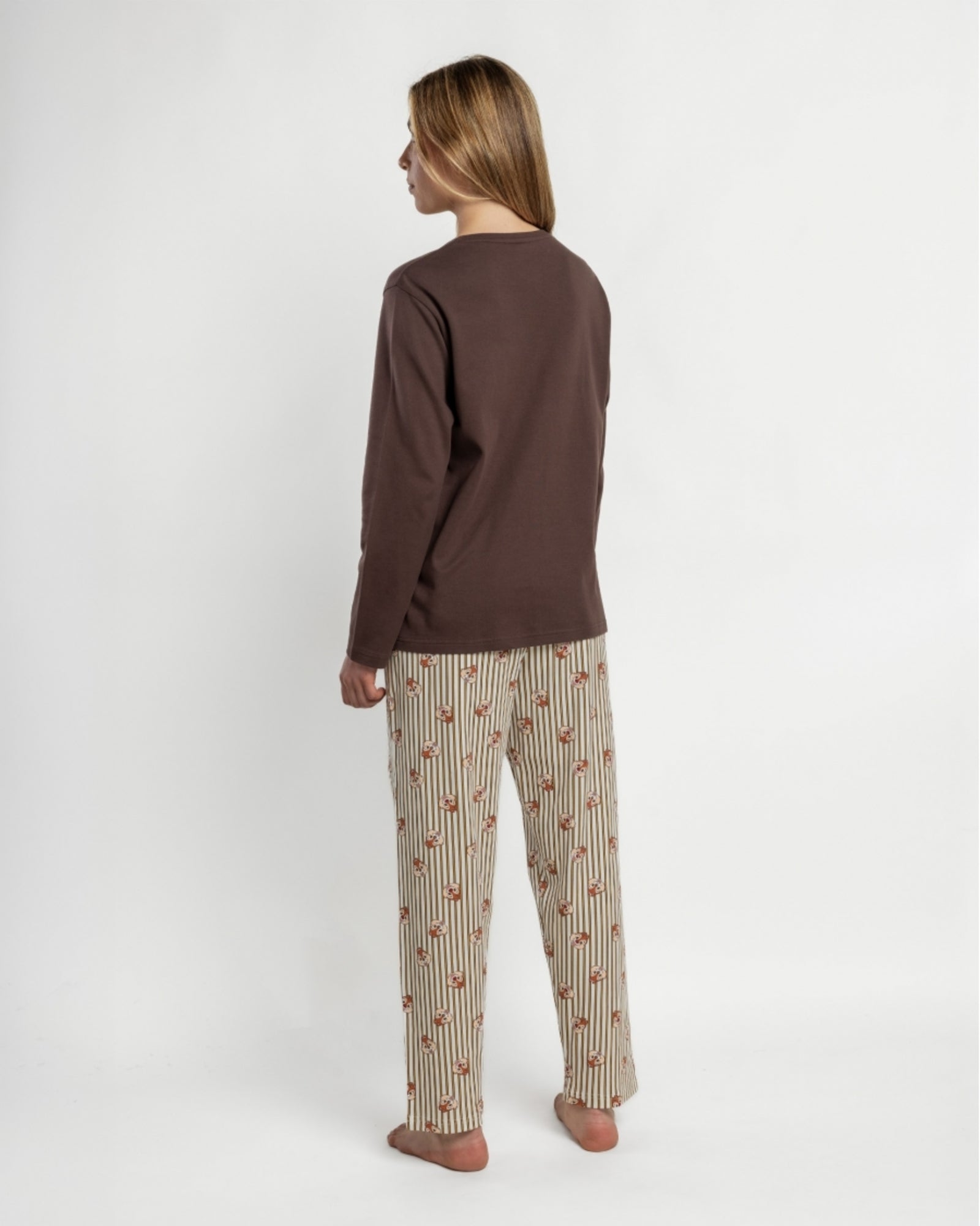 Vista posteriore del pigiama Disney Cip e Ciop 64314, con maglia marrone a tinta unita e pantaloni lunghi stampati