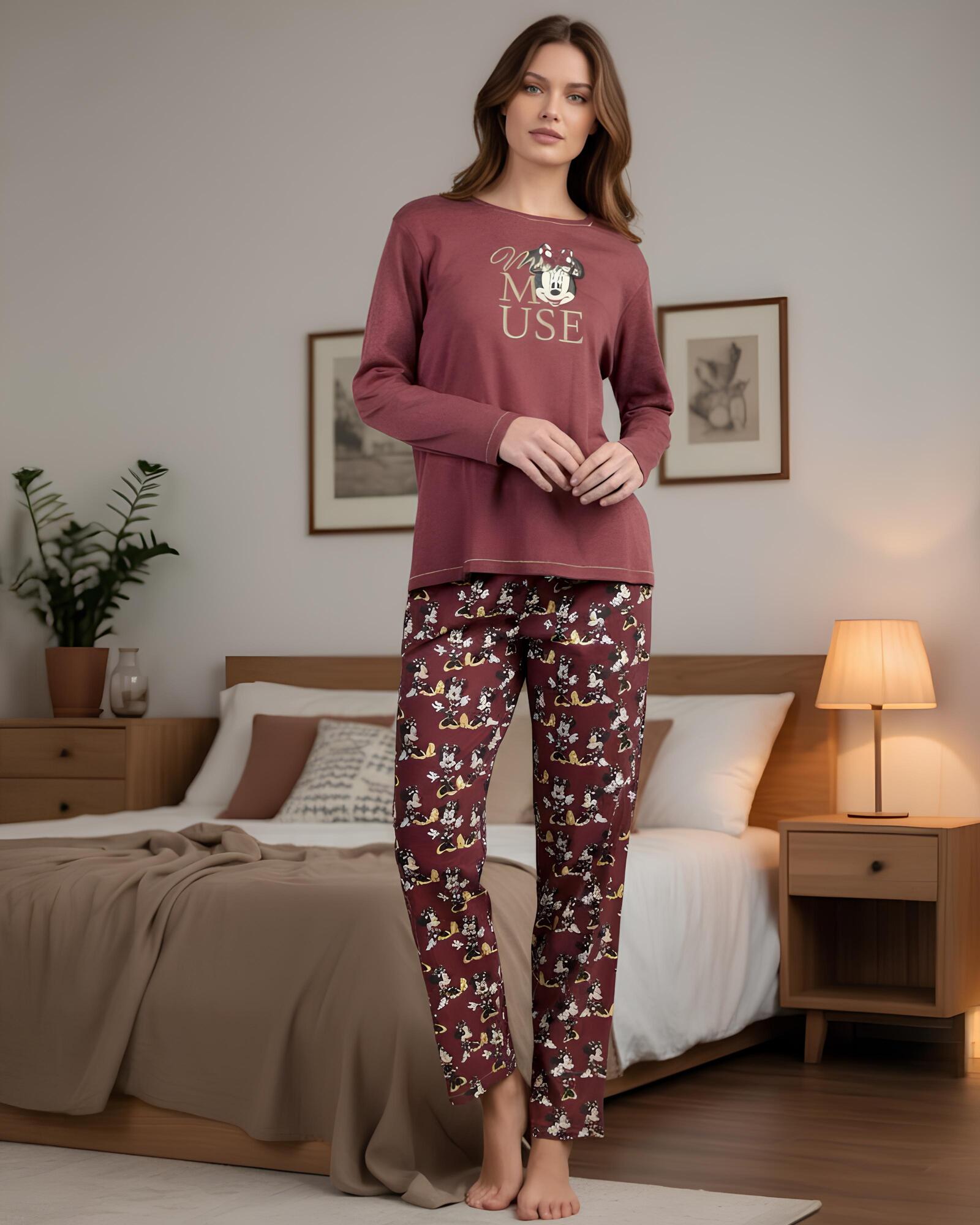 Pigiama donna Disney Minnie Mouse Art. 63308 in caldo cotone bordeaux indossato