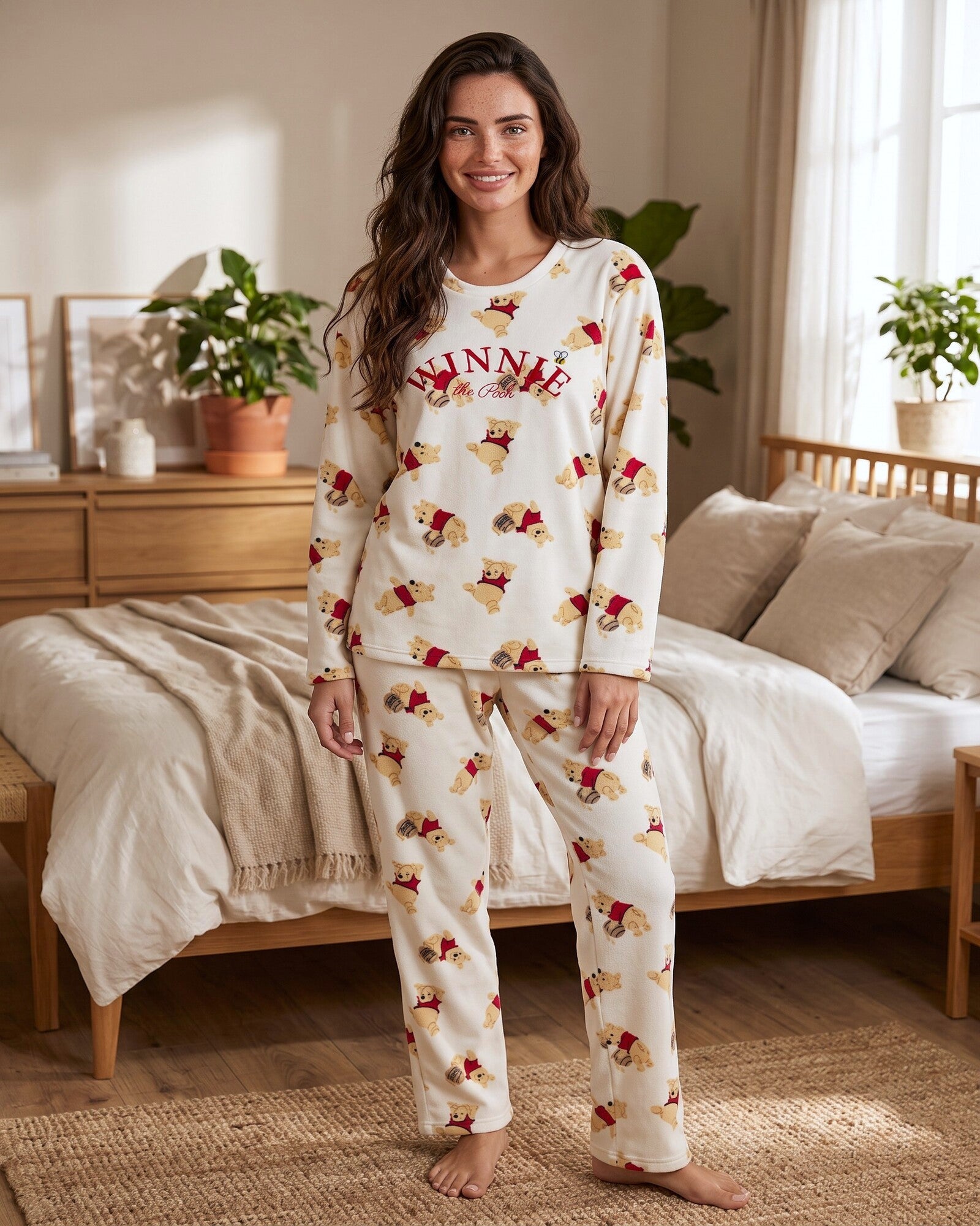 Pigiama donna Disney Winnie the Pooh 64693 indossato, con maglia a maniche lunghe e pantaloni coordinati su fondo ecru